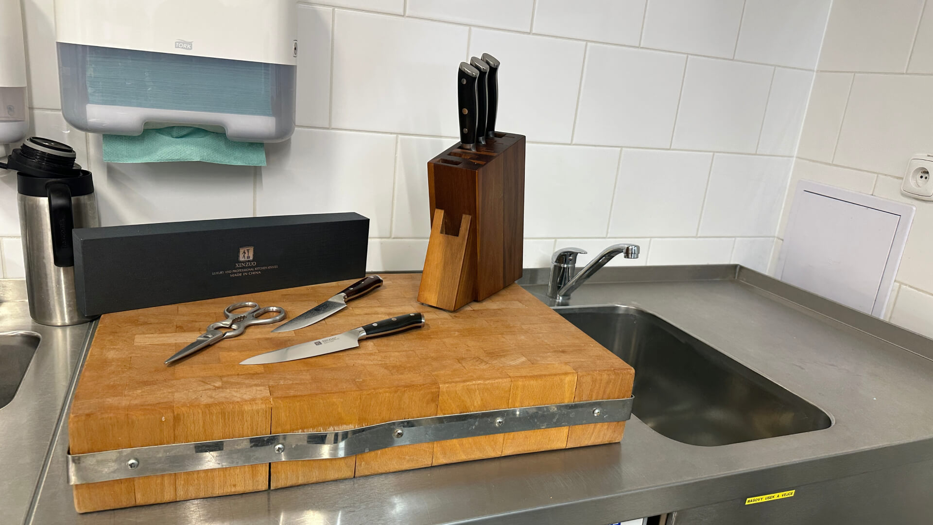 Profesionalita v každém řezu: Nože Xinzuo B13S ve školní jídelně MŠ Na Zbořenci