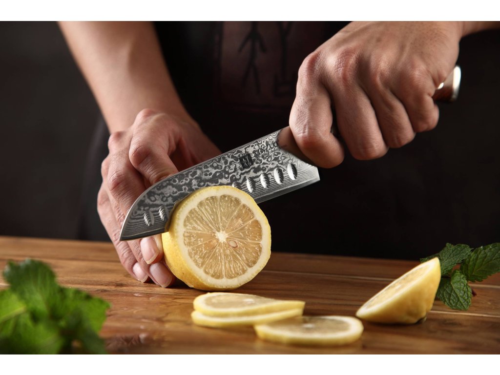 Santoku nůž XinZuo Yu B13R krájení