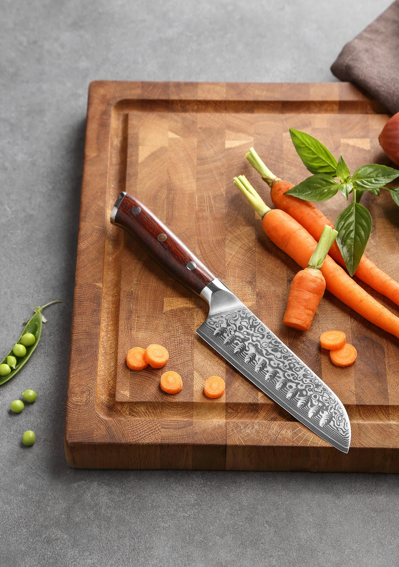 Santoku nůž XinZuo Yu B13R na prkénku
