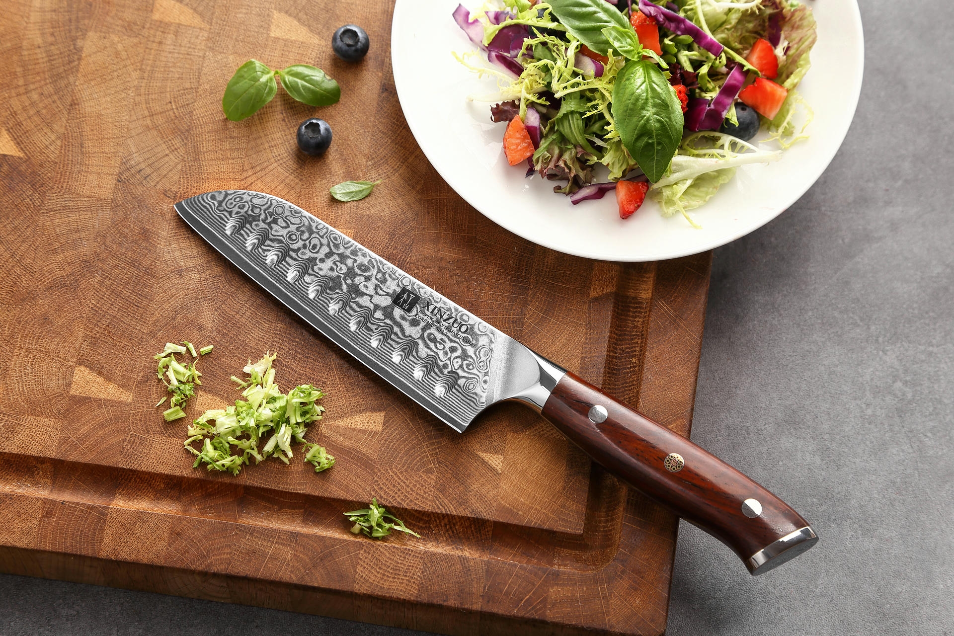 Santoku nůž XinZuo Yu B13R na prkénku