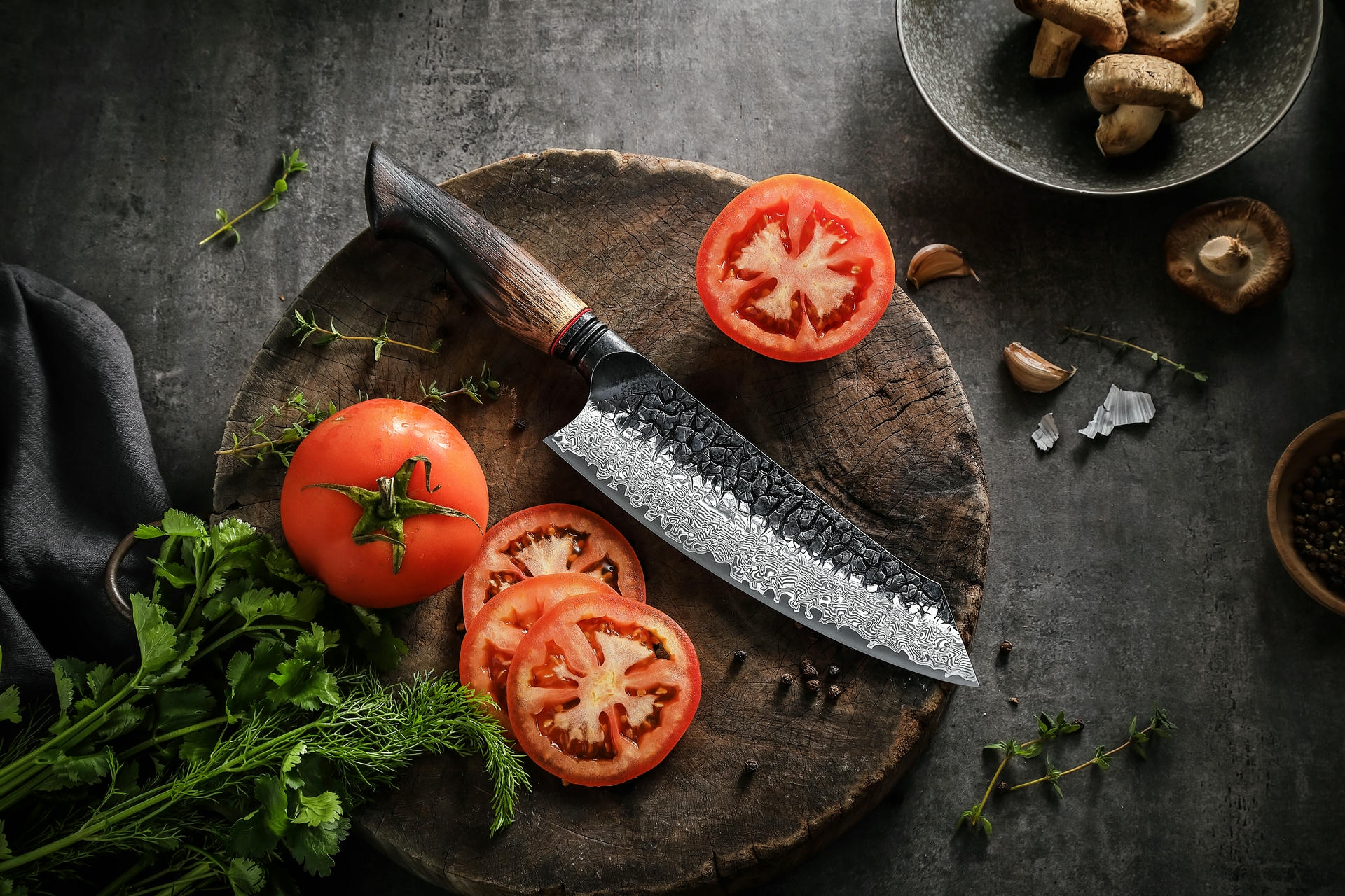 Santoku nůž XinZuo Mo X06 položený na prkénku