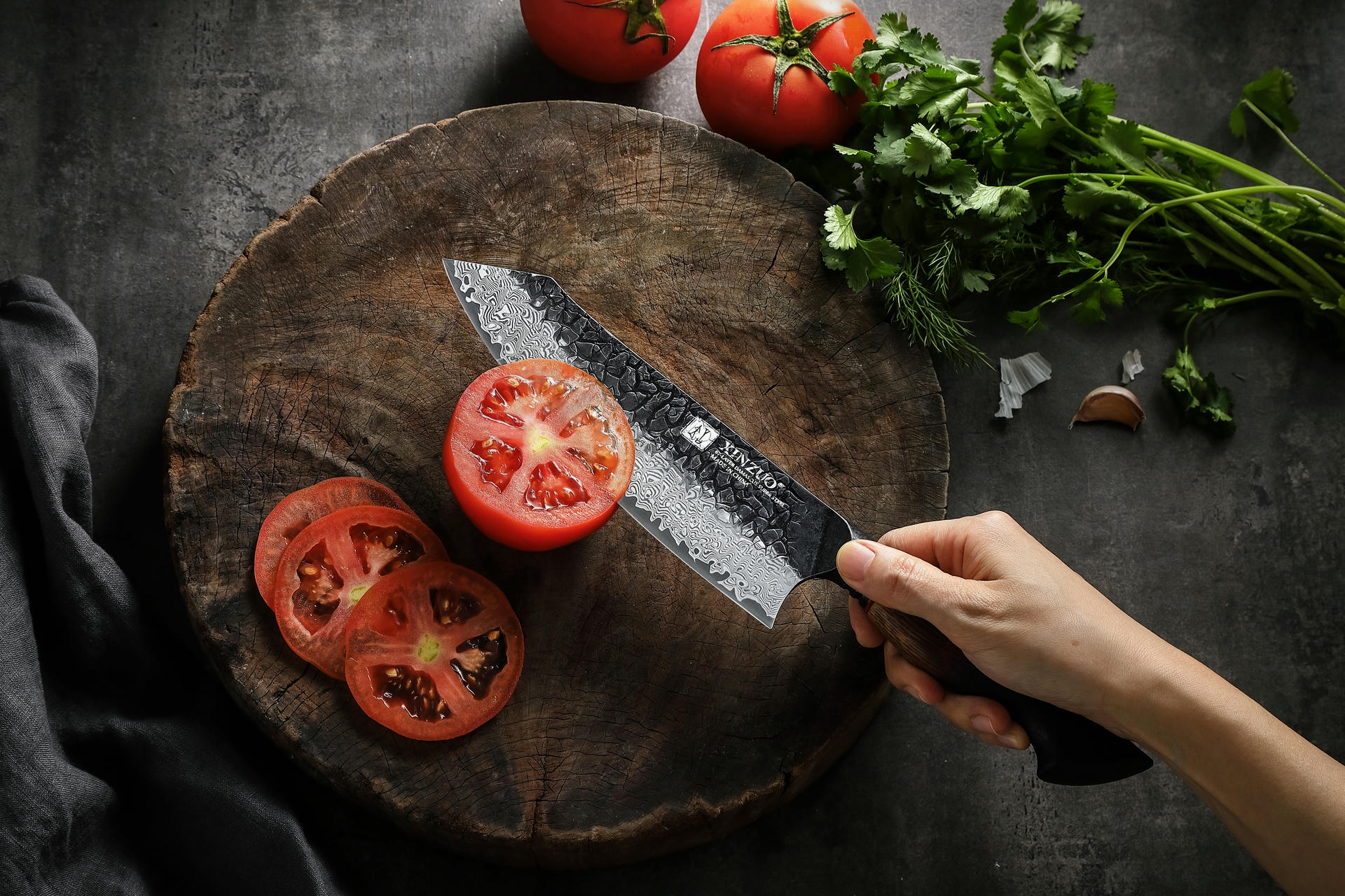 Krájení se santoku nožem XinZuo MO