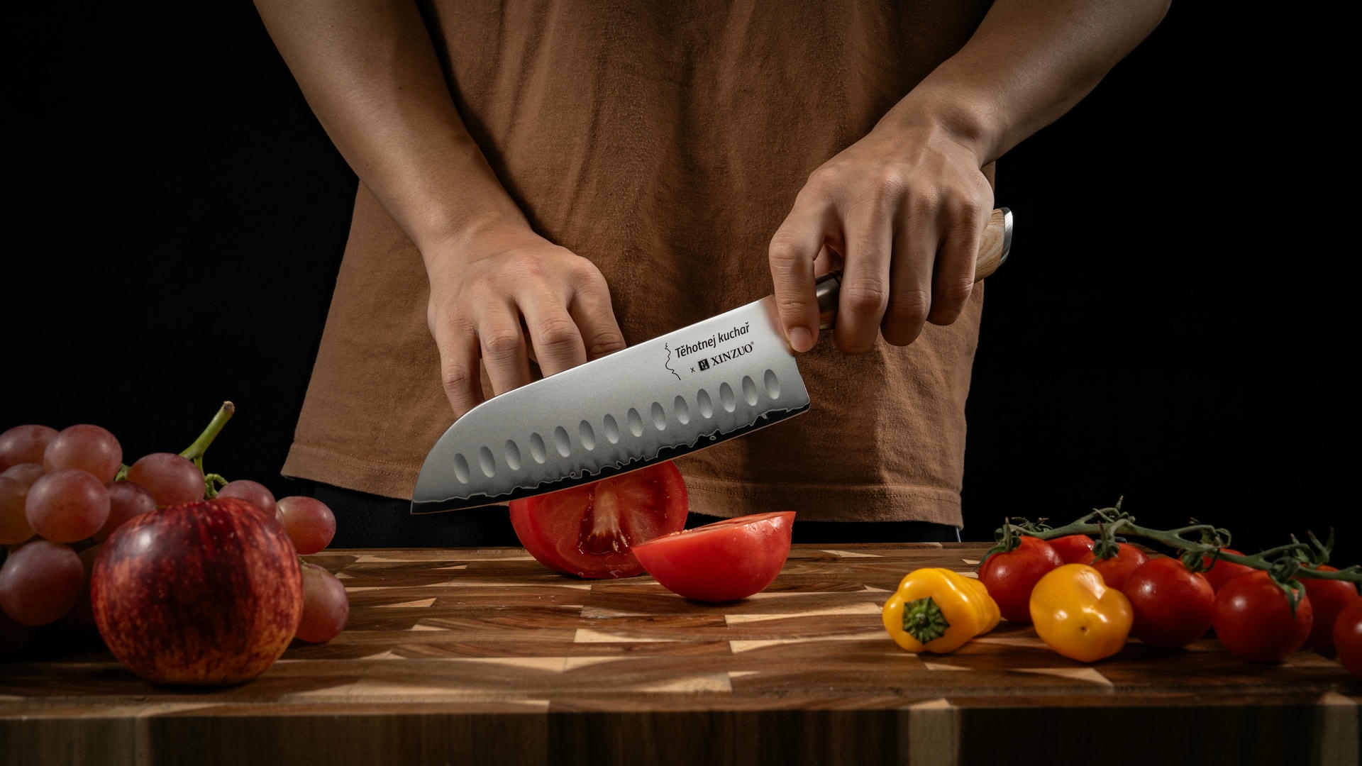 Krájení Santoku nožem XinZuo Lan B37S Těhotnej kuchař