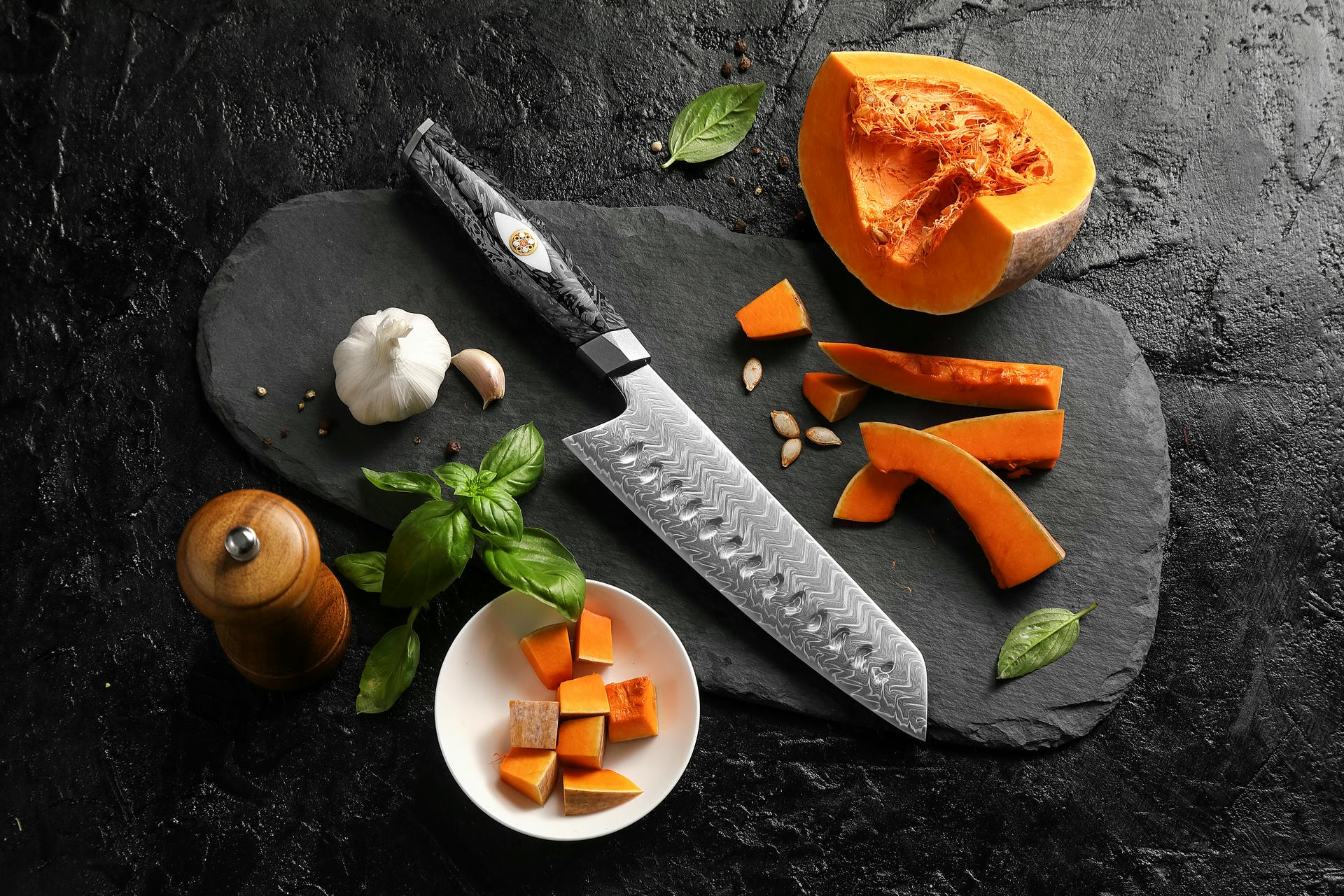 Santoku nůž XinZuo Li X04 položený na prkénku