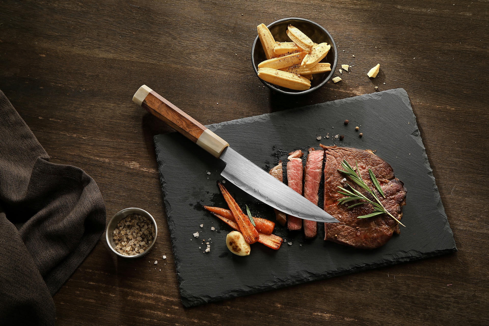 Krájení steakovým nožem XinZuo Zhen X05Z