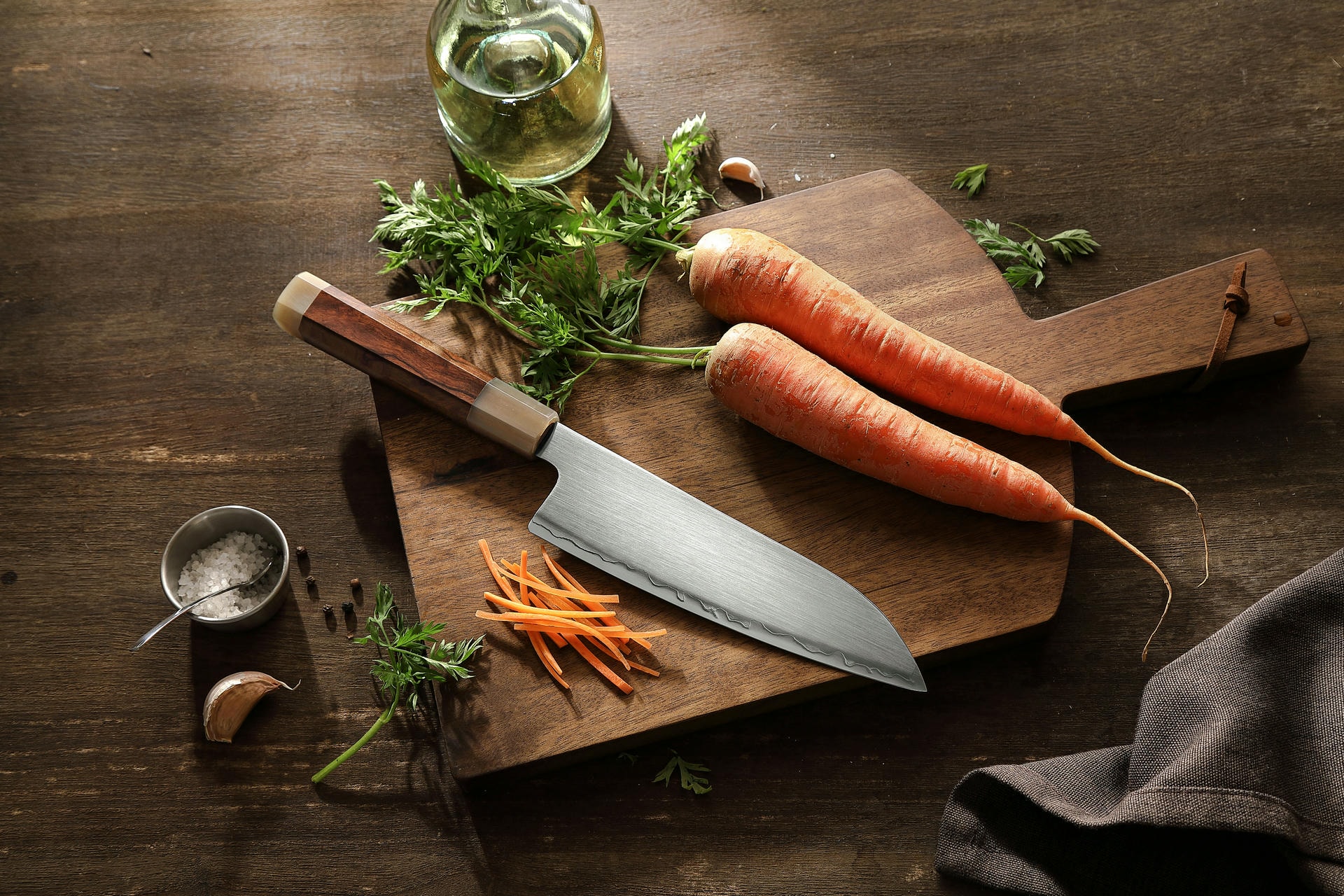 Santoku nůž Zhen X05Z položený na prkénku