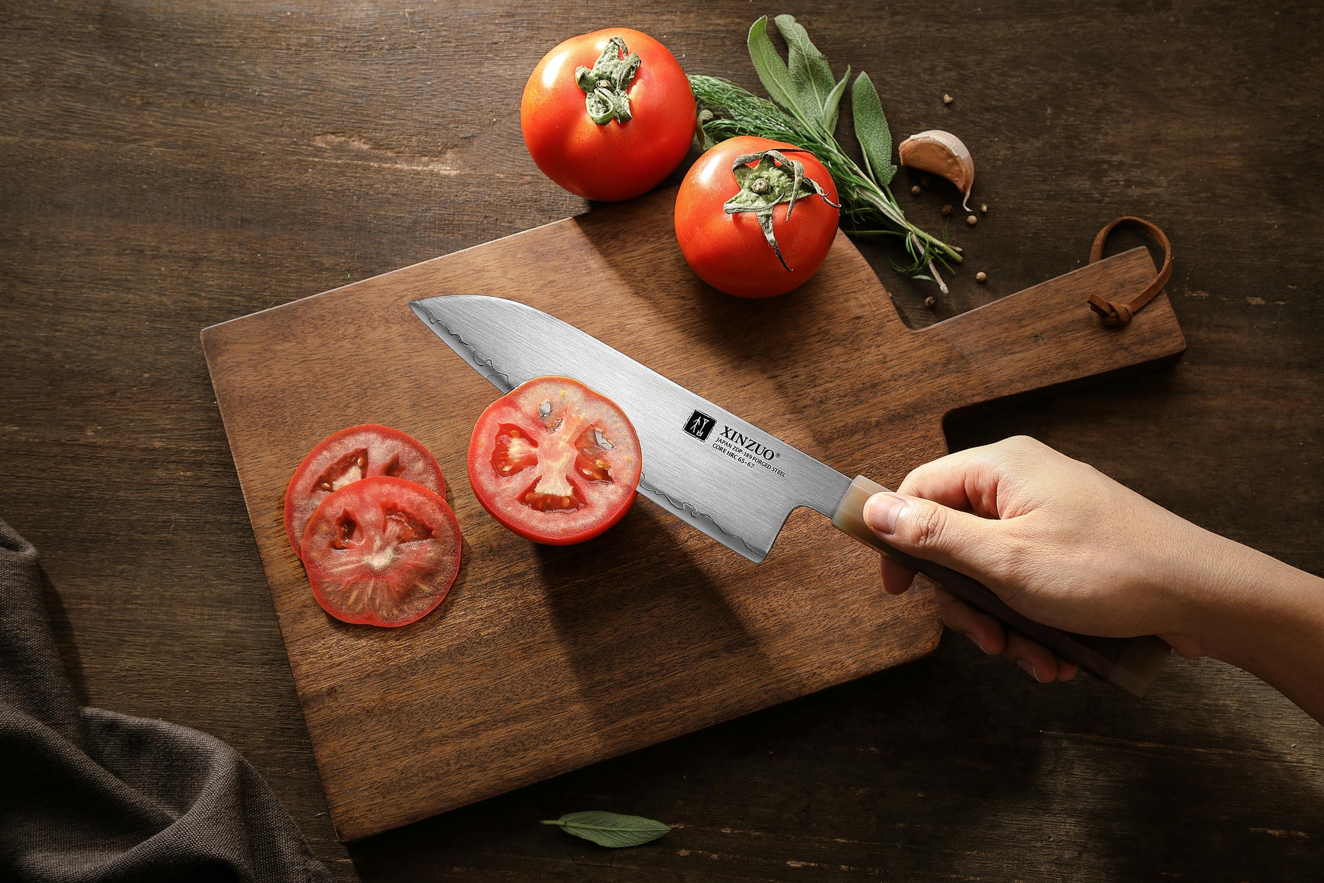 Krájení se santoku nožem XinZuo Zhen X05Z
