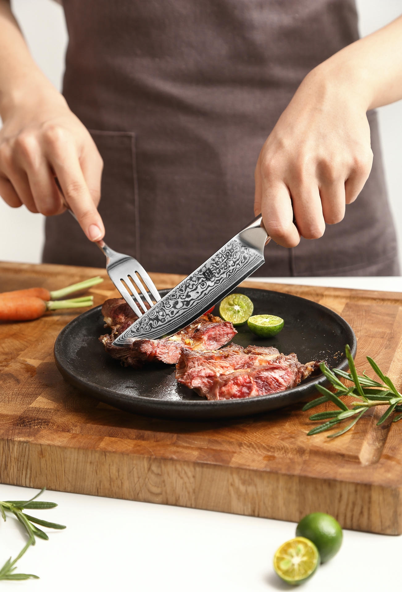 Krájení steakovým nožem XinZuo Yu B13R