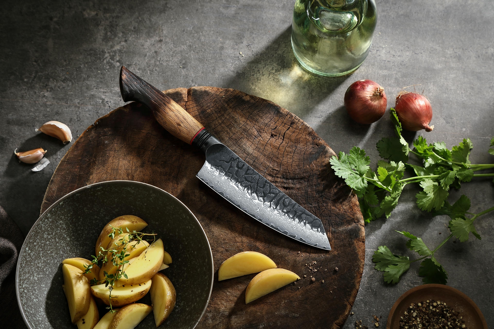 Santoku nůž XinZuo Mo X06 položený na prkénku