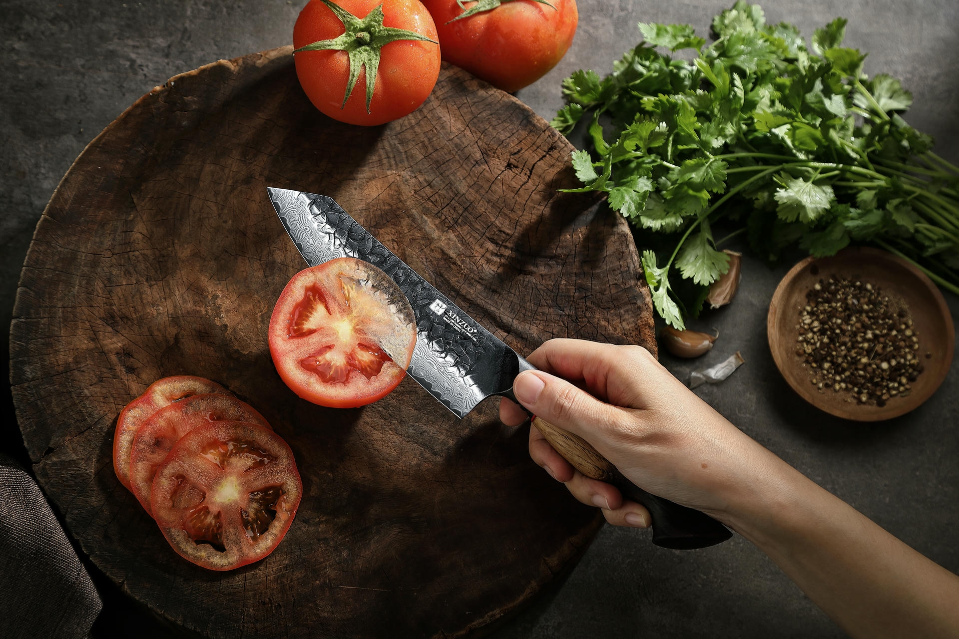 Krájení se santoku nožem XinZuo MO