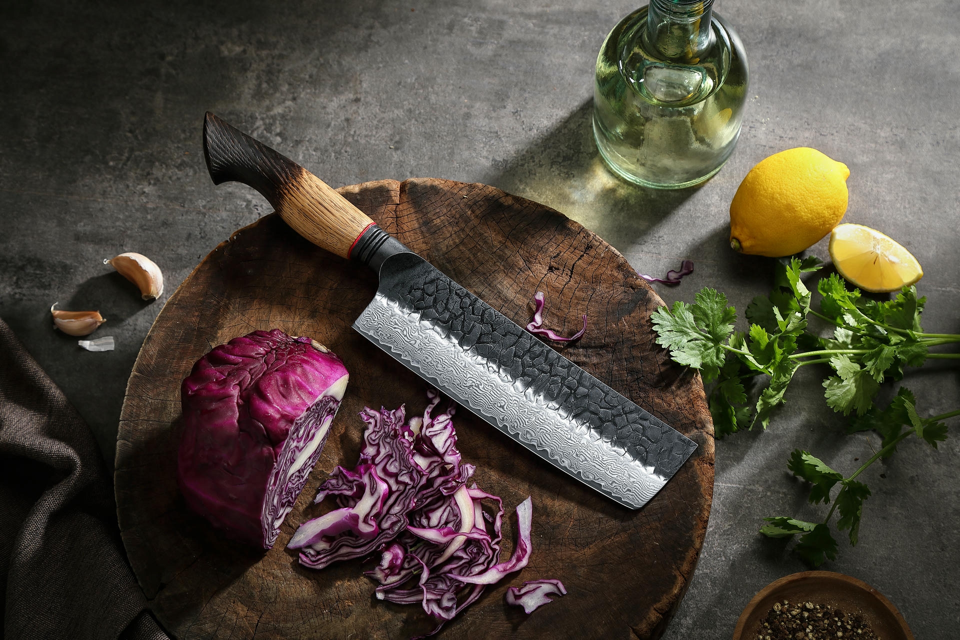 Nakiri nůž XinZuo Mo X06 položený na prkénku