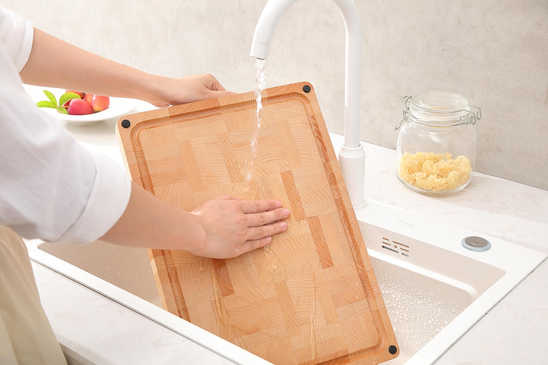 Ukázka mytí dubového prkénka