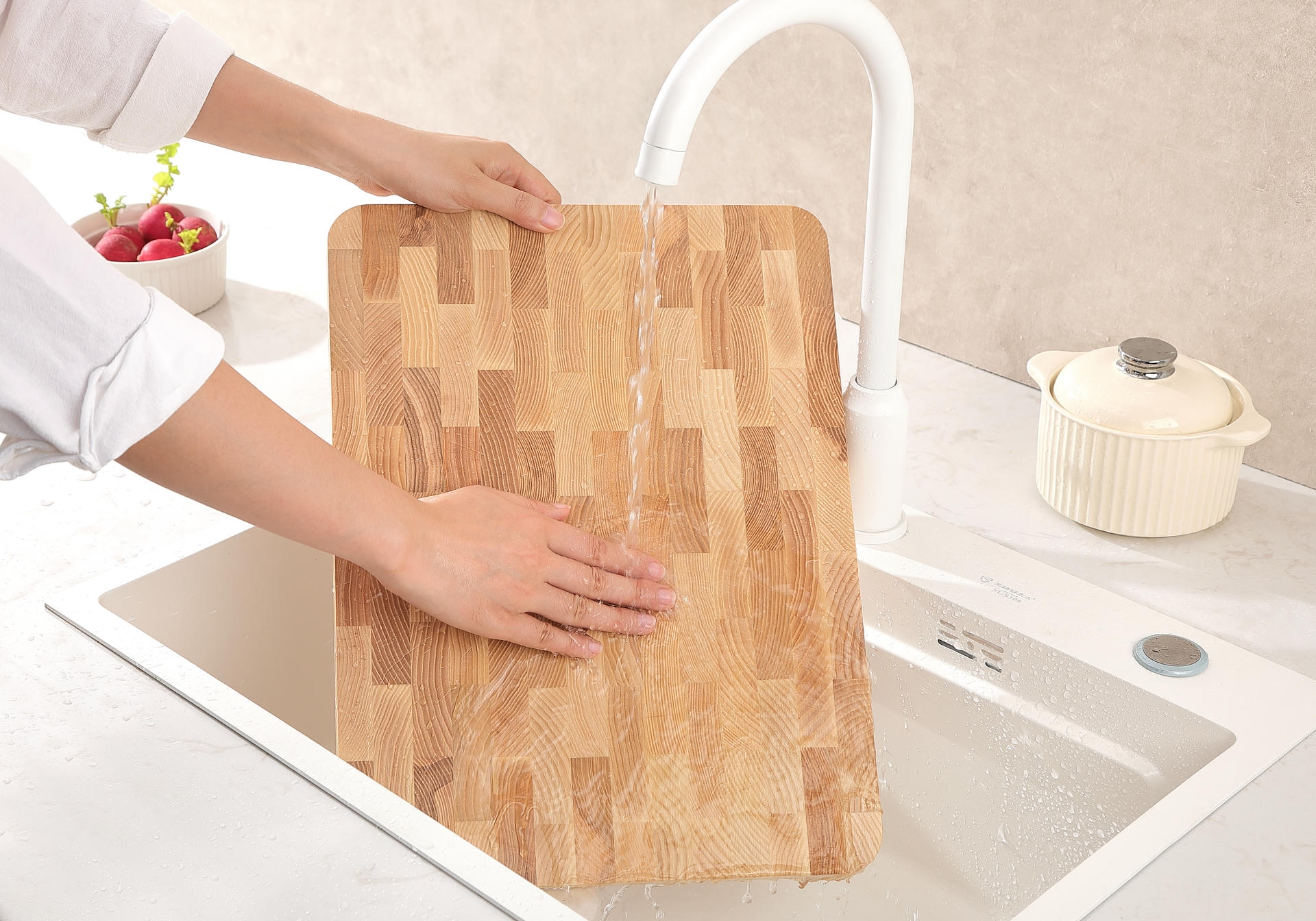 Ukázka mytí jasanového prkénka