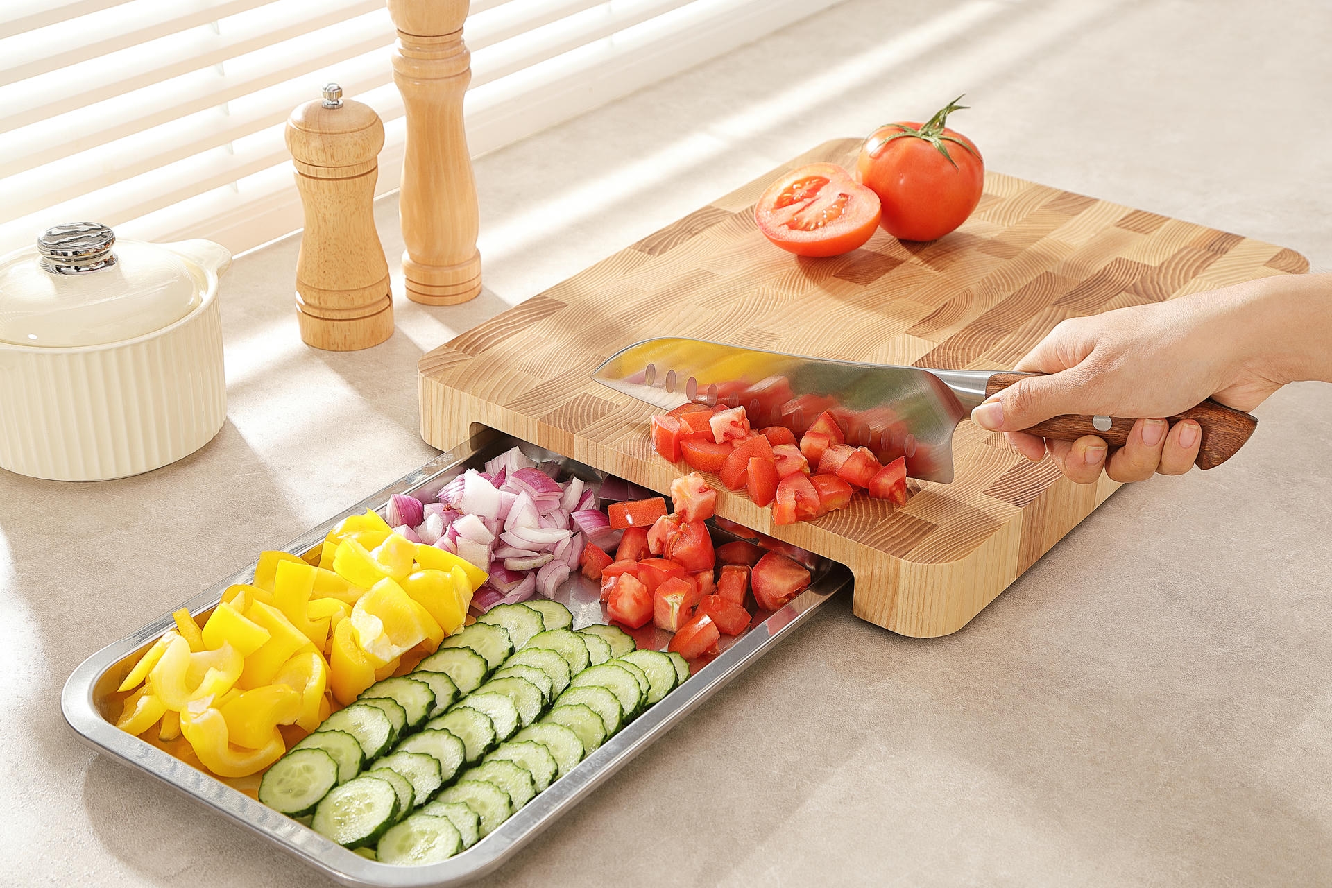 Ukázka odkládání surovin na tác