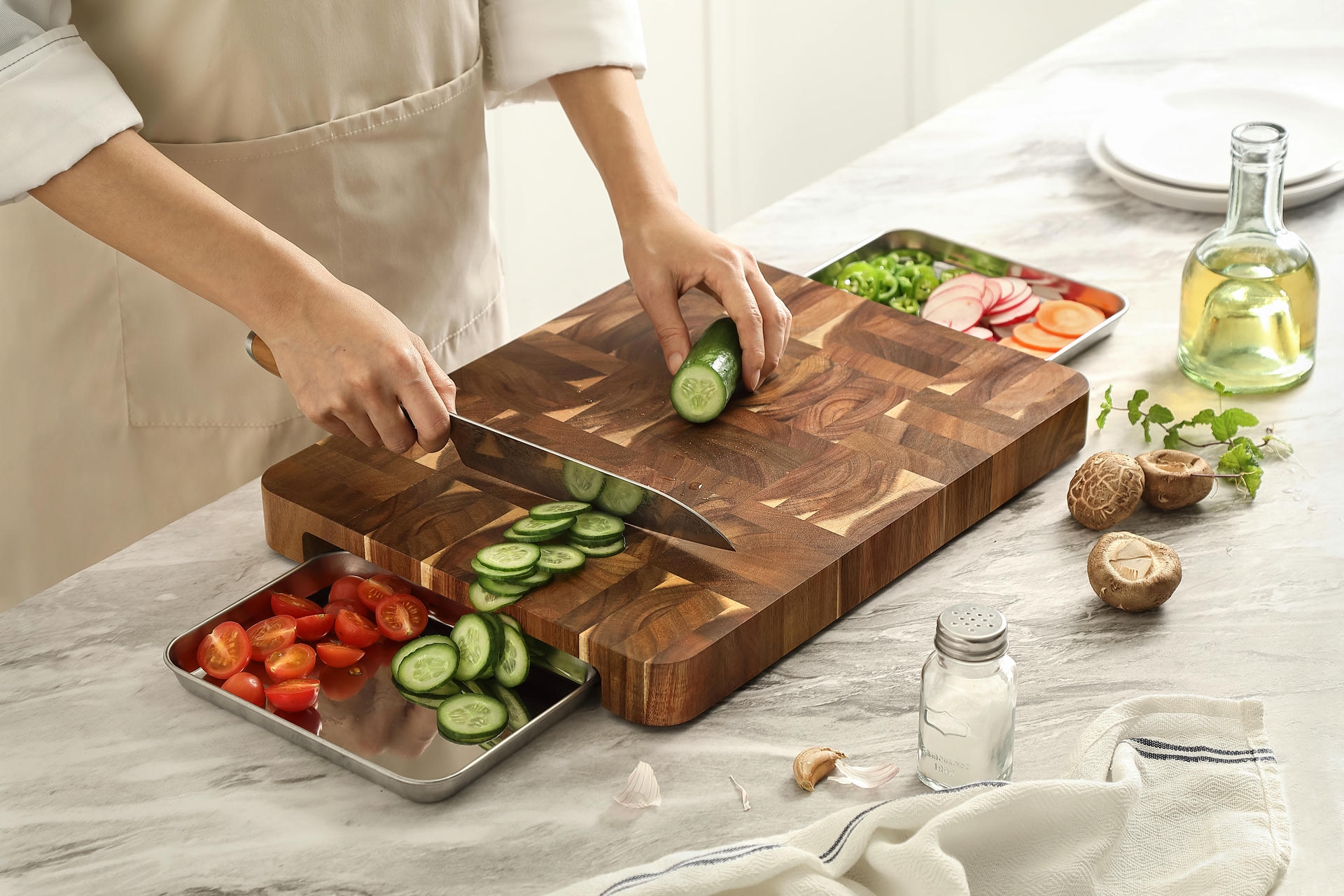 Ukázka prkénka s přiloženými tácy na nakrájené suroviny