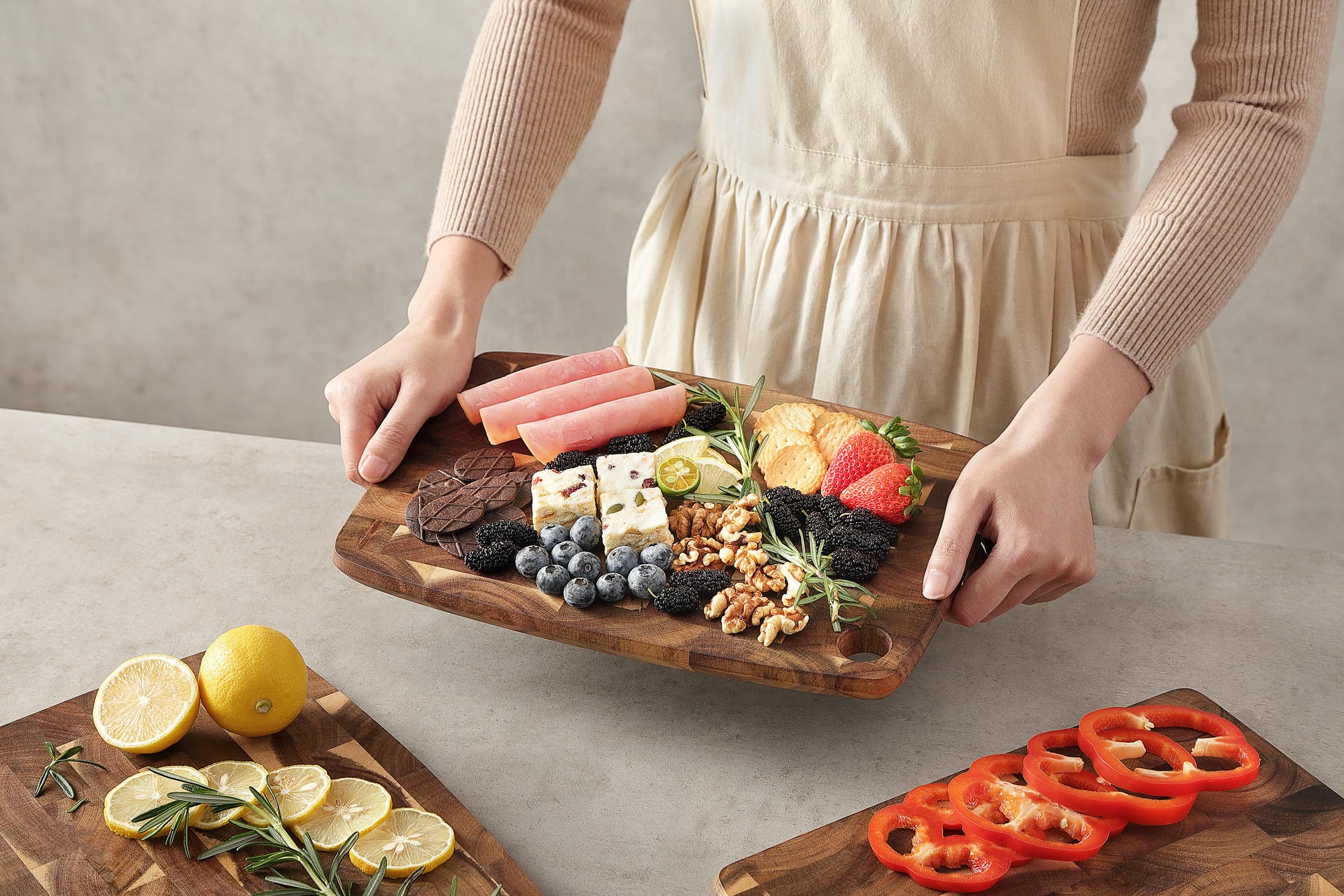 Ukázka prkénka při servírování jídla