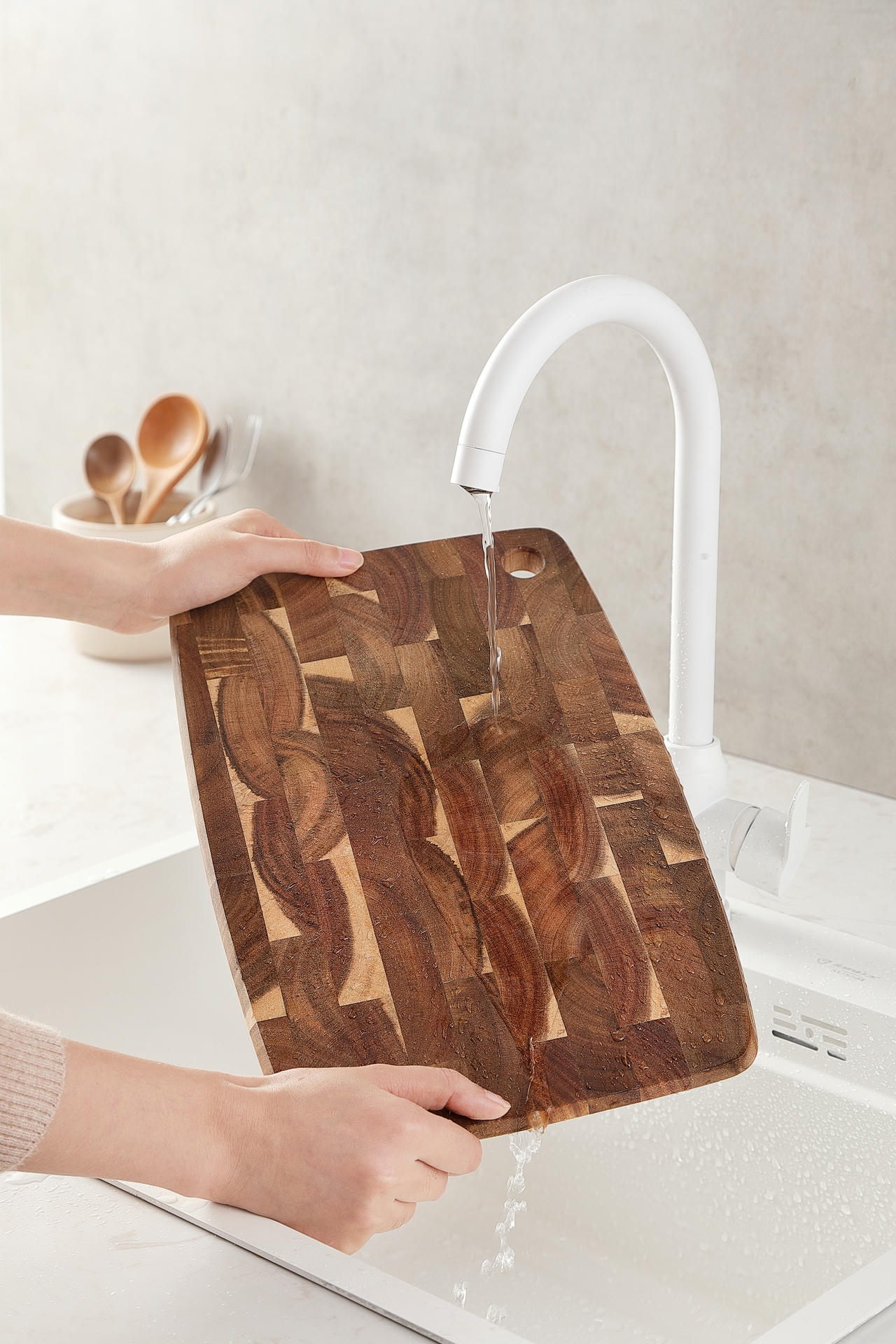 Omývání prkénka pod vodou