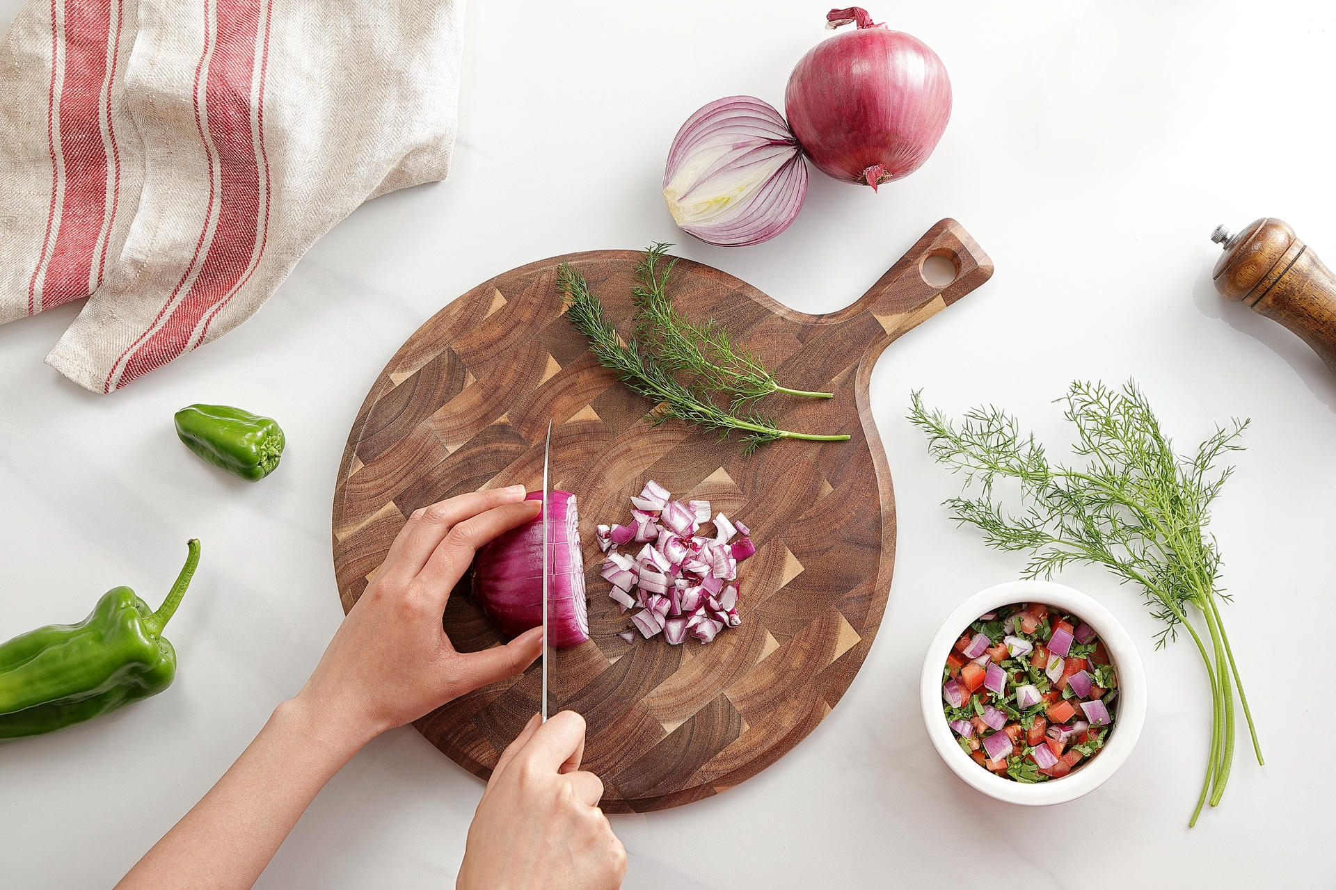 Ukázka krájení na kulatém prkénku