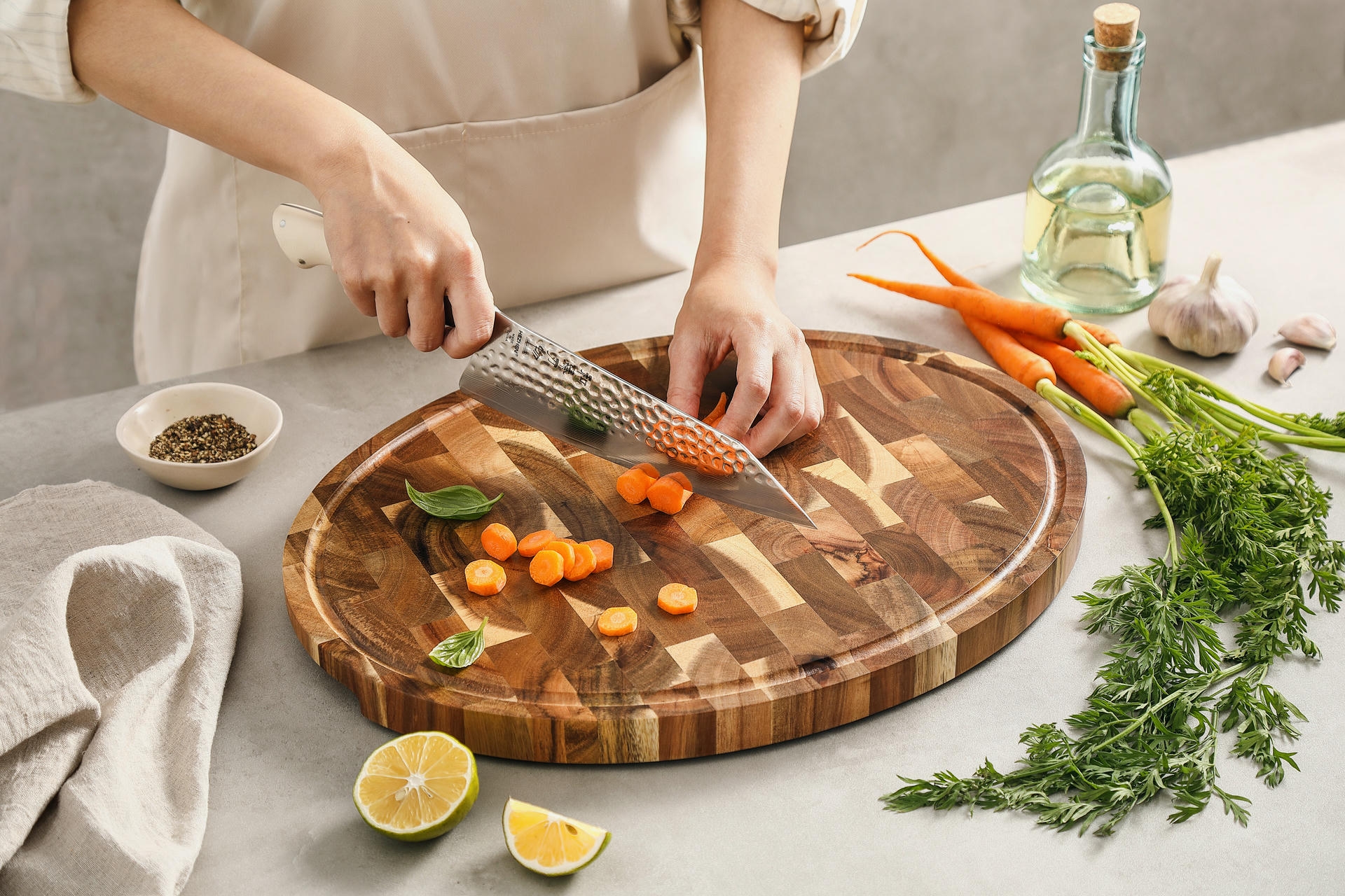 Oválné prkénko z akáciového dřeva - ukázka krájení