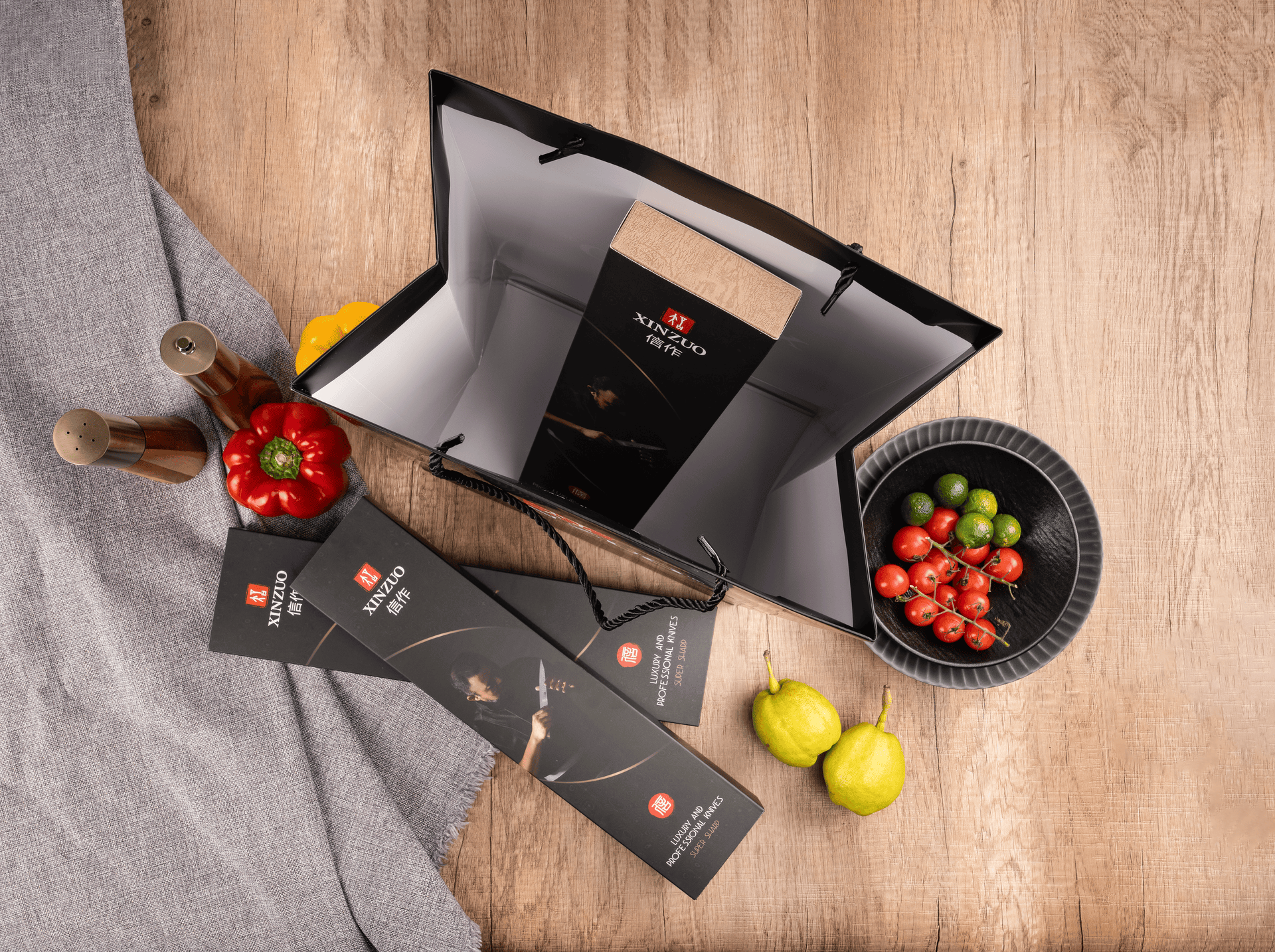 Pohled do dárkové tašky XinZuo s noži