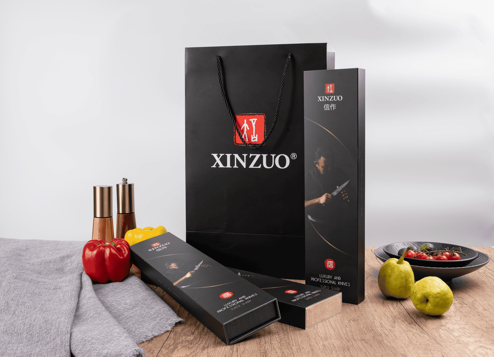 Ukázka dárkové tašky s položenými krabičkami nožů