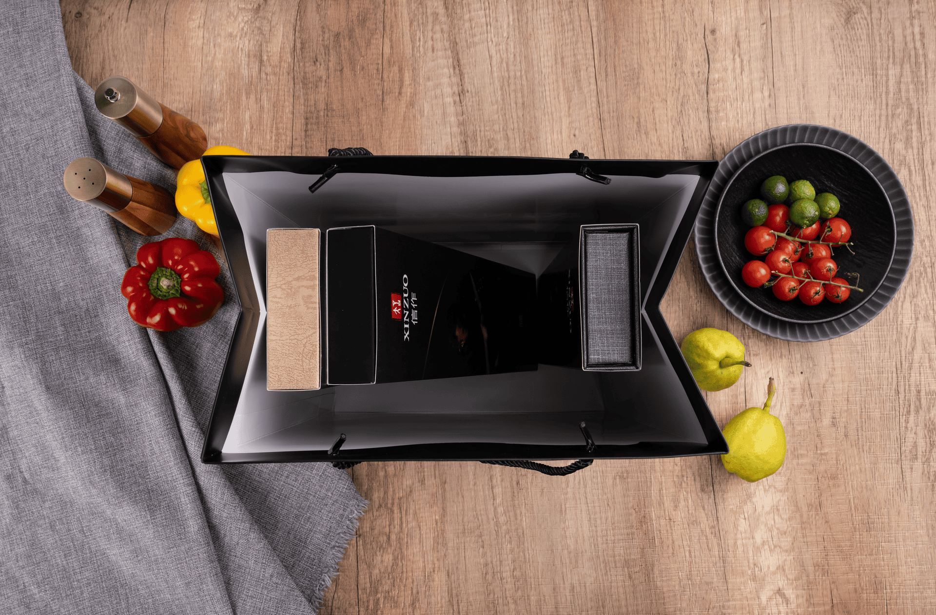 Pohled do dárkové tašky XinZuo s noži