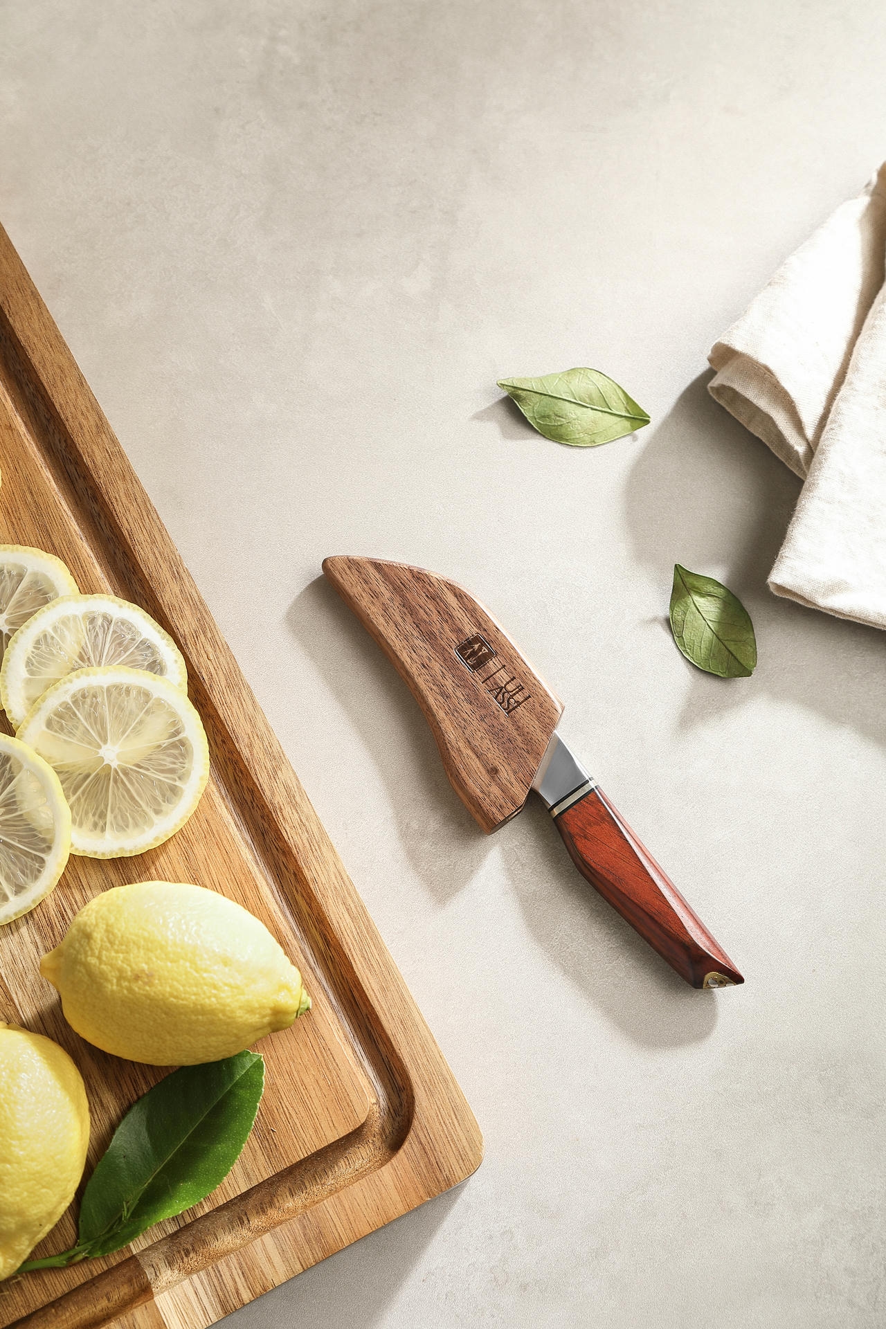 Součástí balení je i unikátní dřevěné pouzdro na čepel nože s vygravírovaným logem XinZuo a ULIASSI