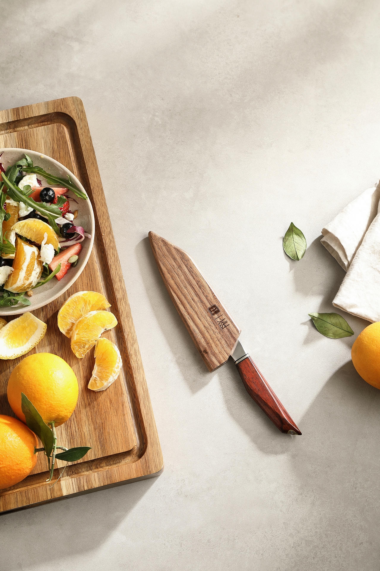 Součástí balení je i unikátní dřevěné pouzdro na čepel nože s vygravírovaným logem XinZuo a ULIASSI