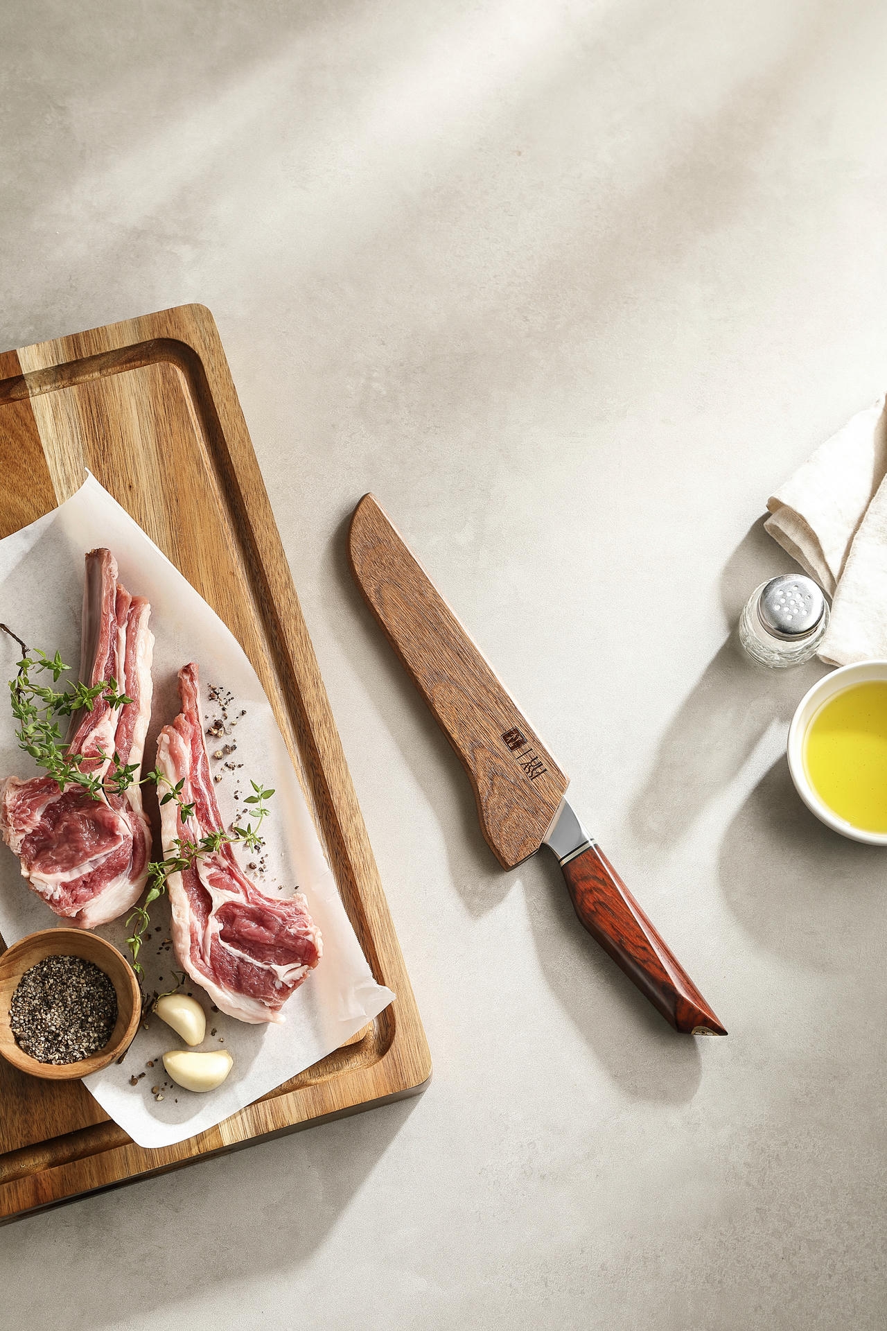 Součástí balení je i unikátní dřevěné pouzdro na čepel nože s vygravírovaným logem XinZuo a ULIASSI