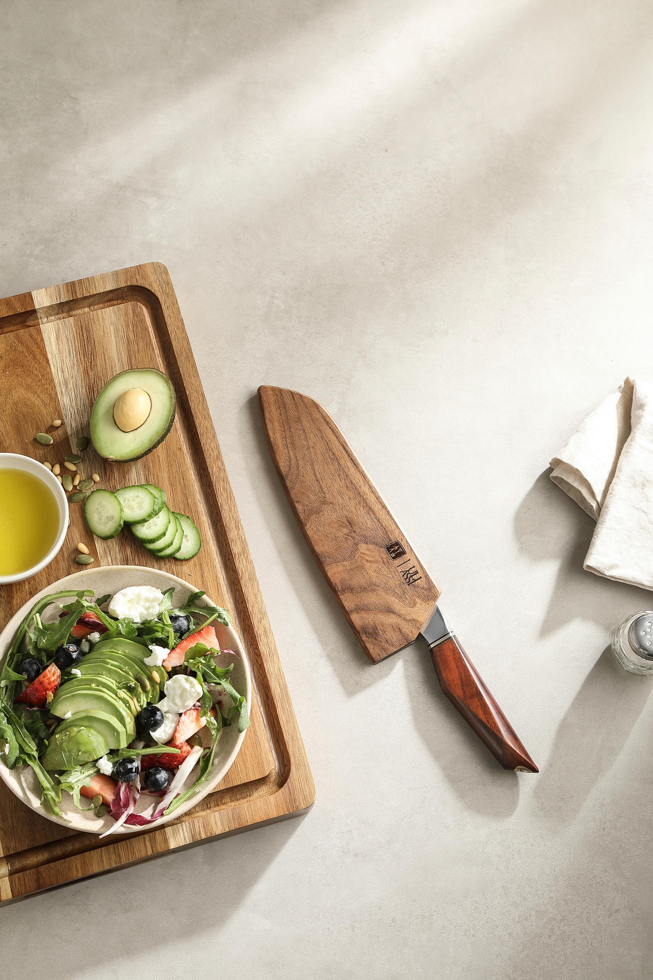 Součástí balení je i unikátní dřevěné pouzdro na čepel nože s vygravírovaným logem XinZuo a ULIASSI