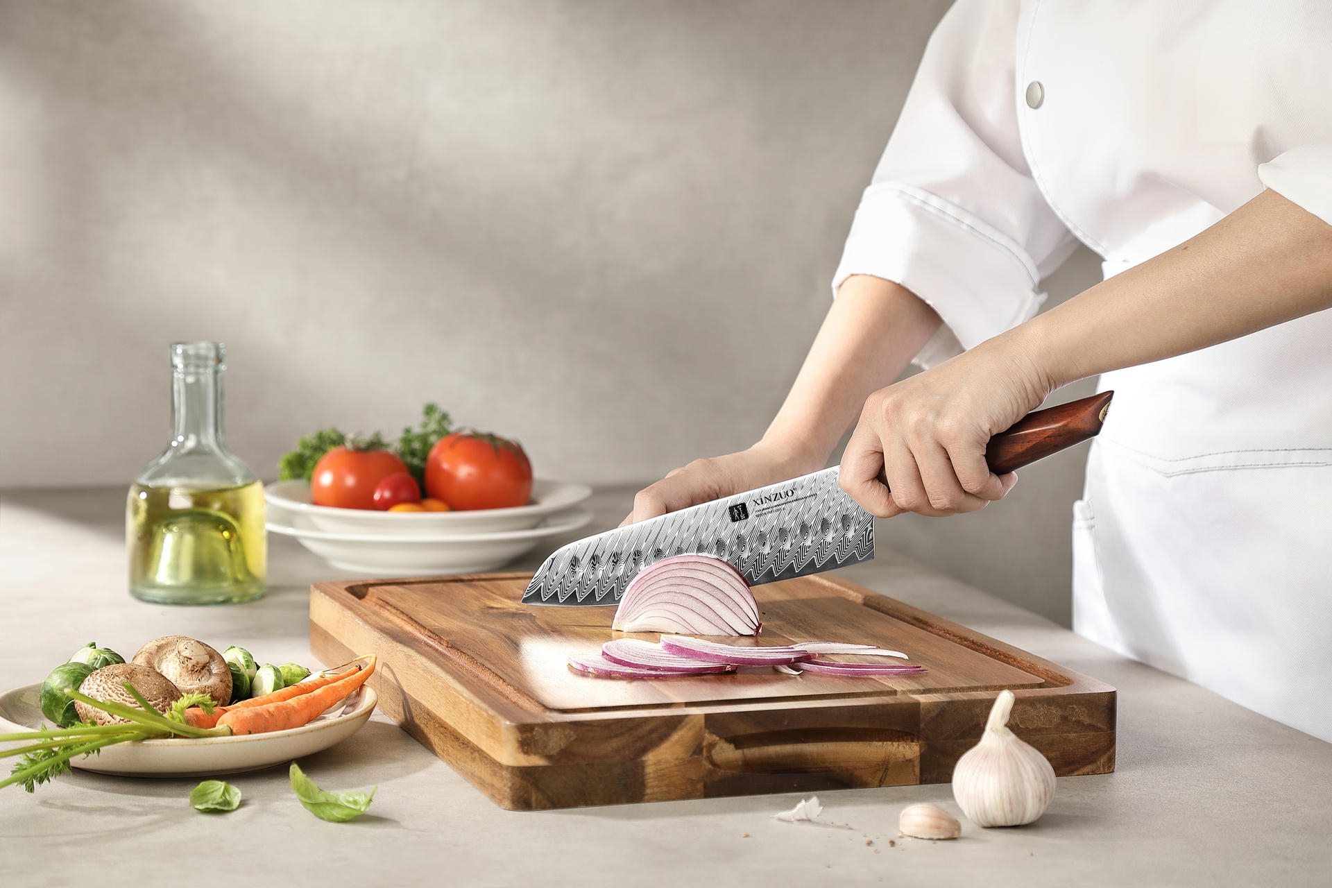 Krájení s Santoku nožem XinZuo Xing X03