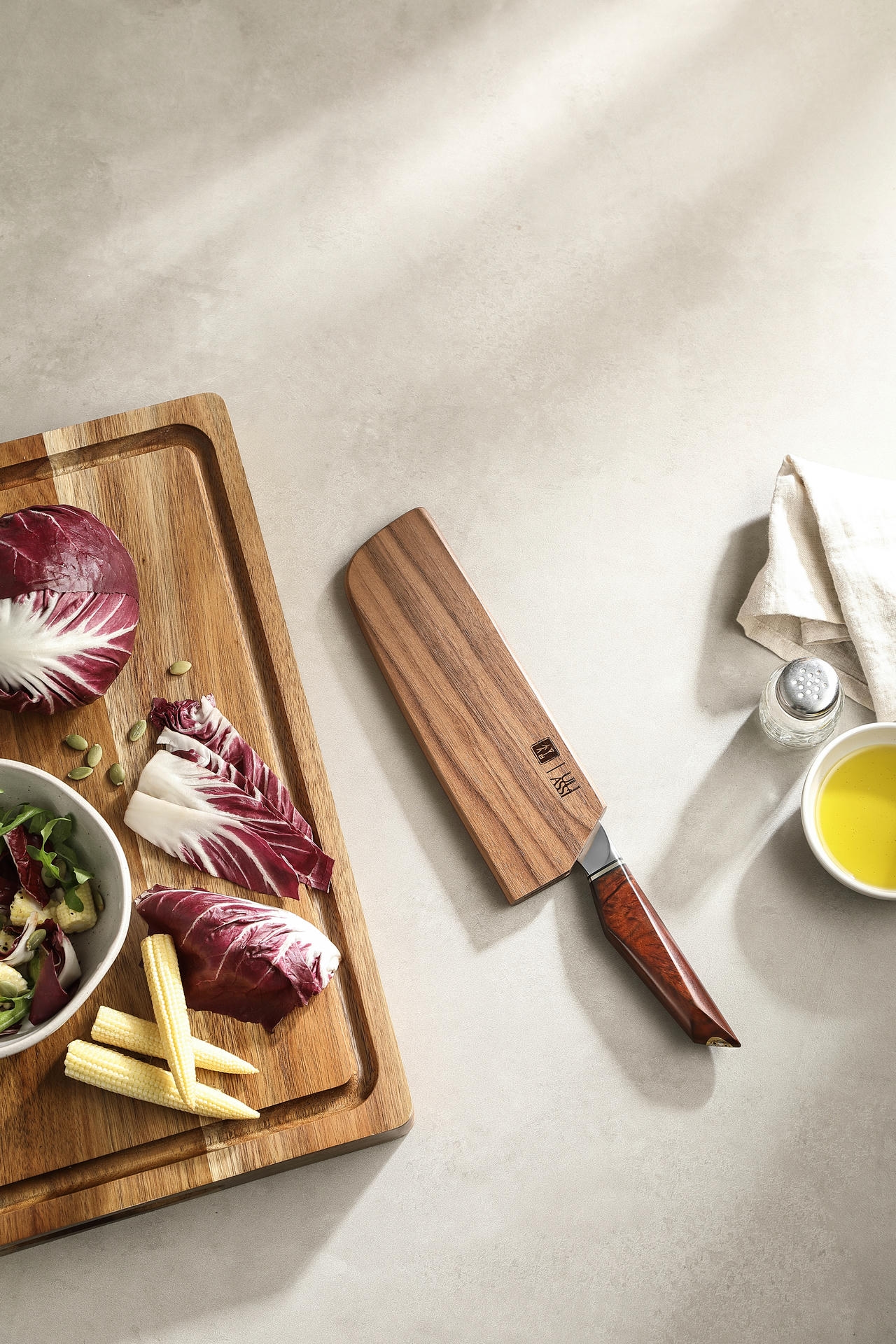 Součástí balení je i unikátní dřevěné pouzdro na čepel nože s vygravírovaným logem XinZuo a ULIASSI