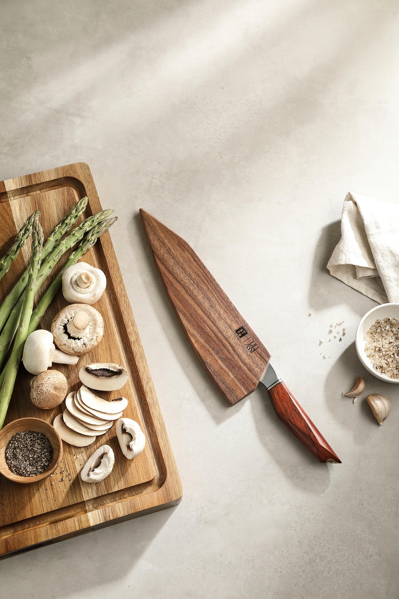 Součástí balení je i unikátní dřevěné pouzdro na čepel nože s vygravírovaným logem XinZuo a ULIASSI