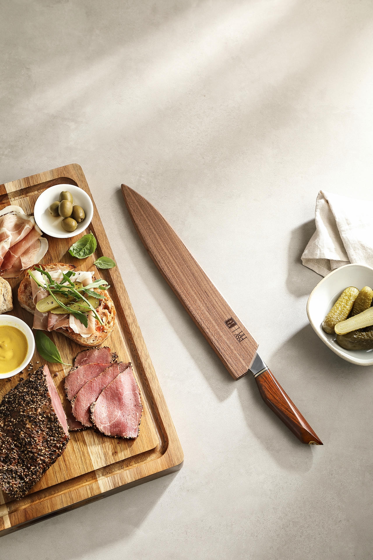 Součástí balení je i unikátní dřevěné pouzdro na čepel nože s vygravírovaným logem XinZuo a ULIASSI