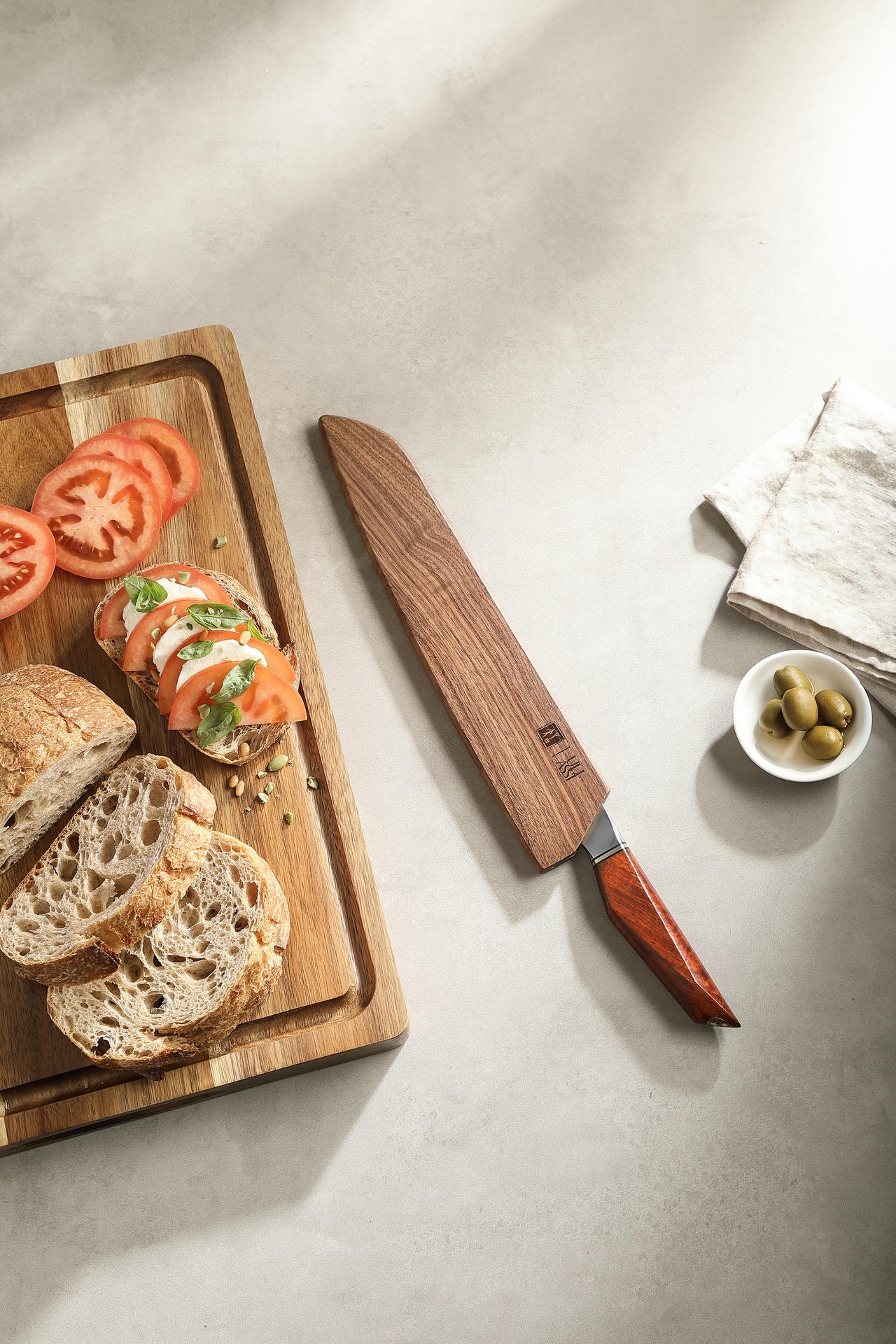 Součástí balení je i unikátní dřevěné pouzdro na čepel nože s vygravírovaným logem XinZuo a ULIASSI