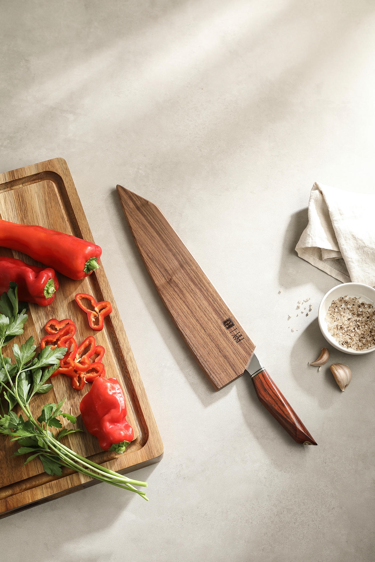 Součástí balení je i unikátní dřevěné pouzdro na čepel nože s vygravírovaným logem XinZuo a ULIASSI