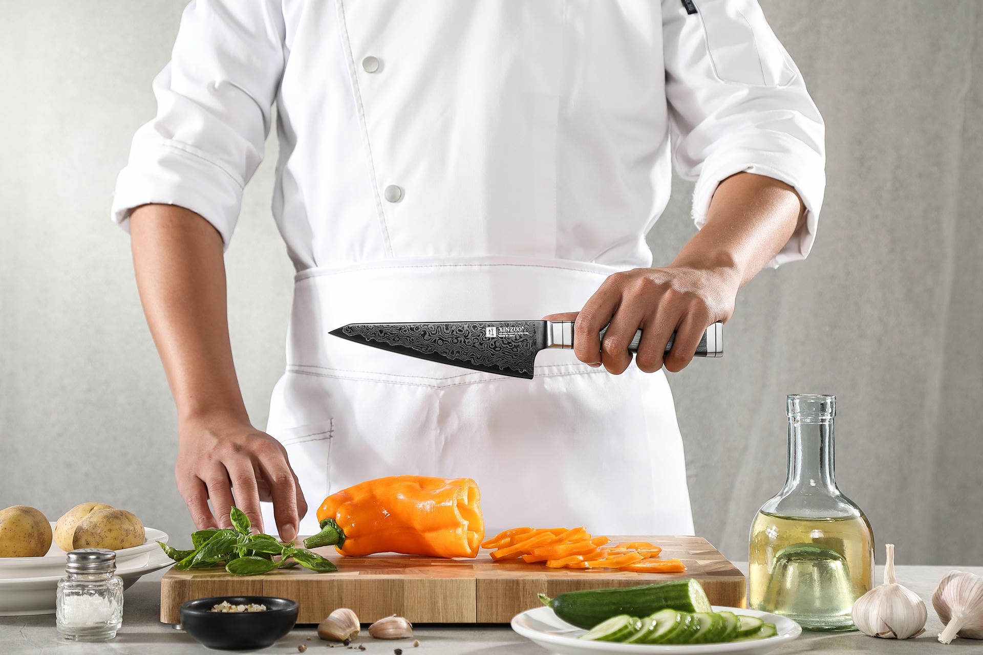 Ukázka čepele s titanovým povlakem nože z řady Ji X08E