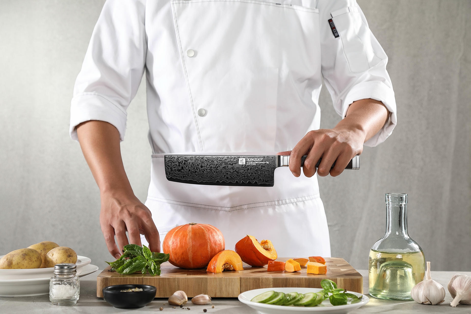 Ukázka čepele s titanovým povlakem nože z řady Ji X08E