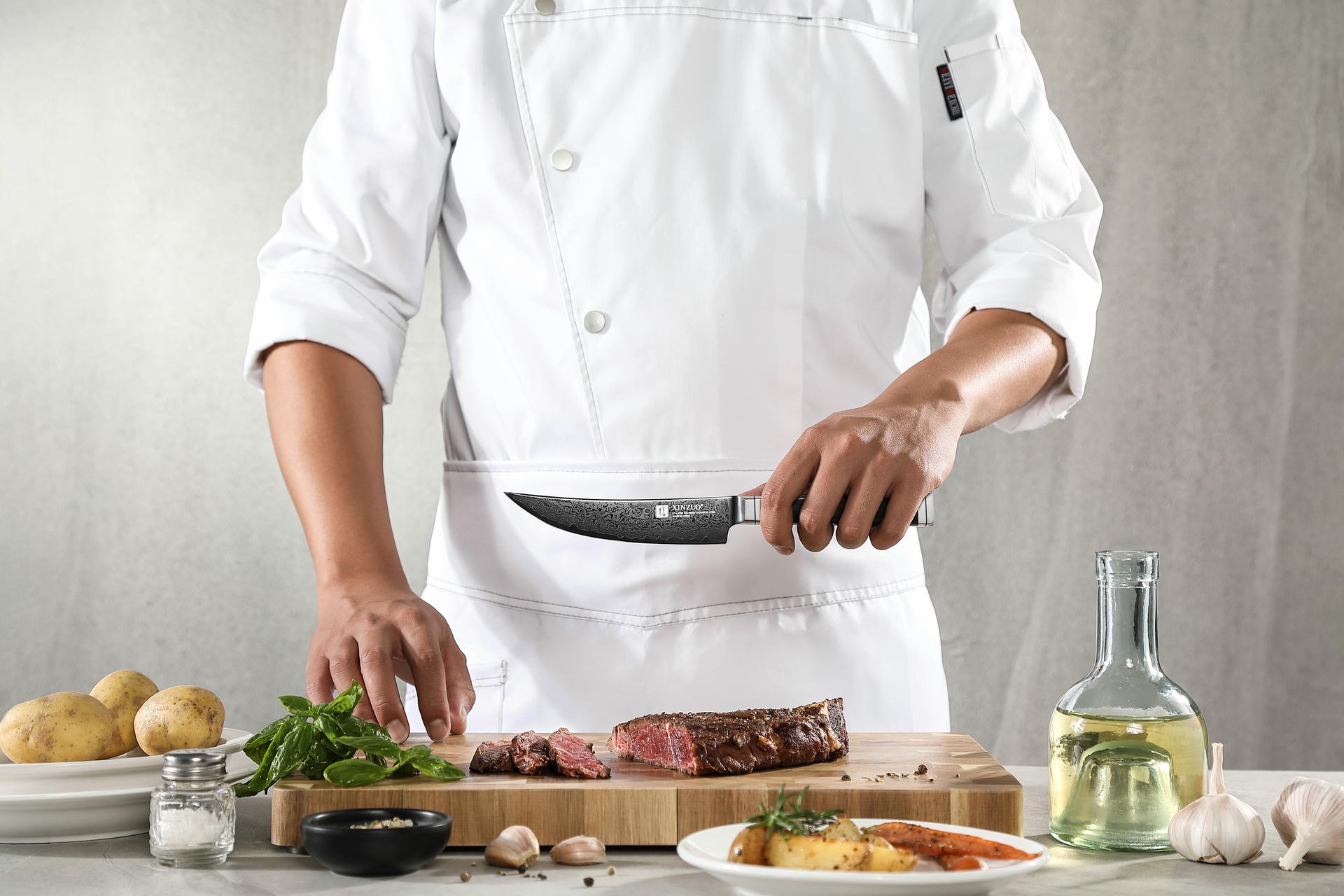 Ukázka čepele s titanovým povlakem nože z řady Ji X08E