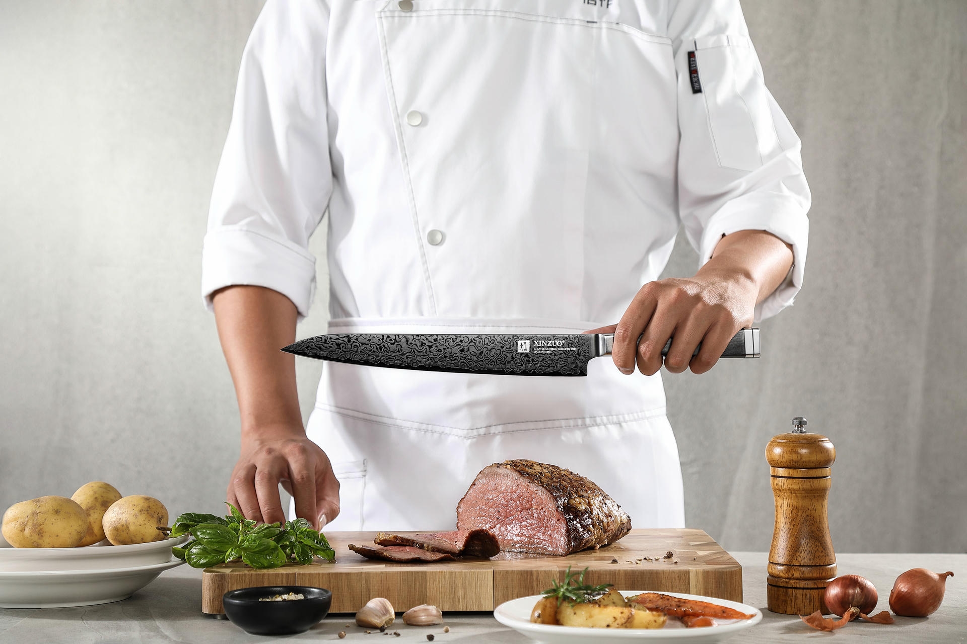 Ukázka čepele s titanovým povlakem nože z řady Ji X08E