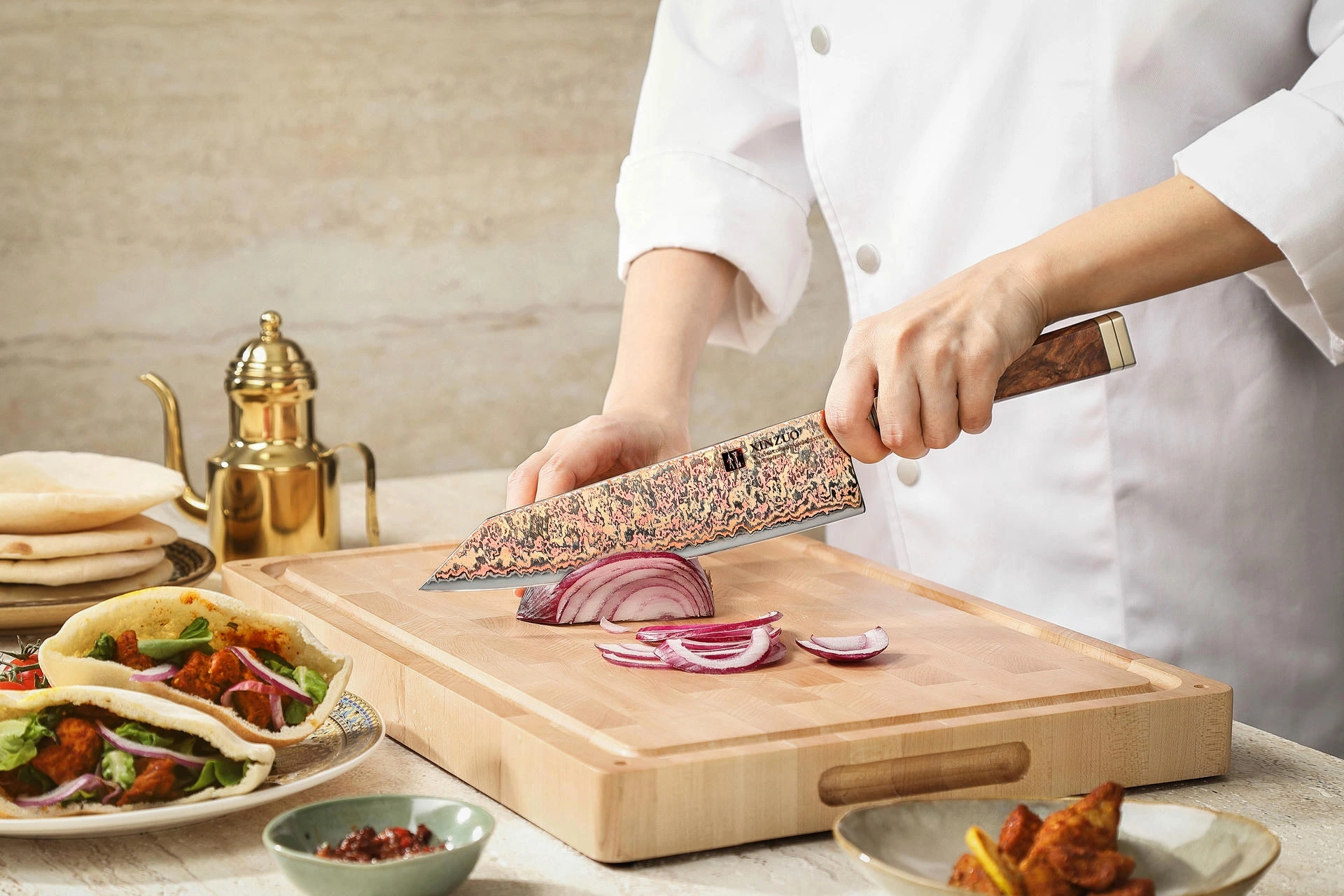 Krájení s šéfkuchařským nožem Bunka XinZuo X08C