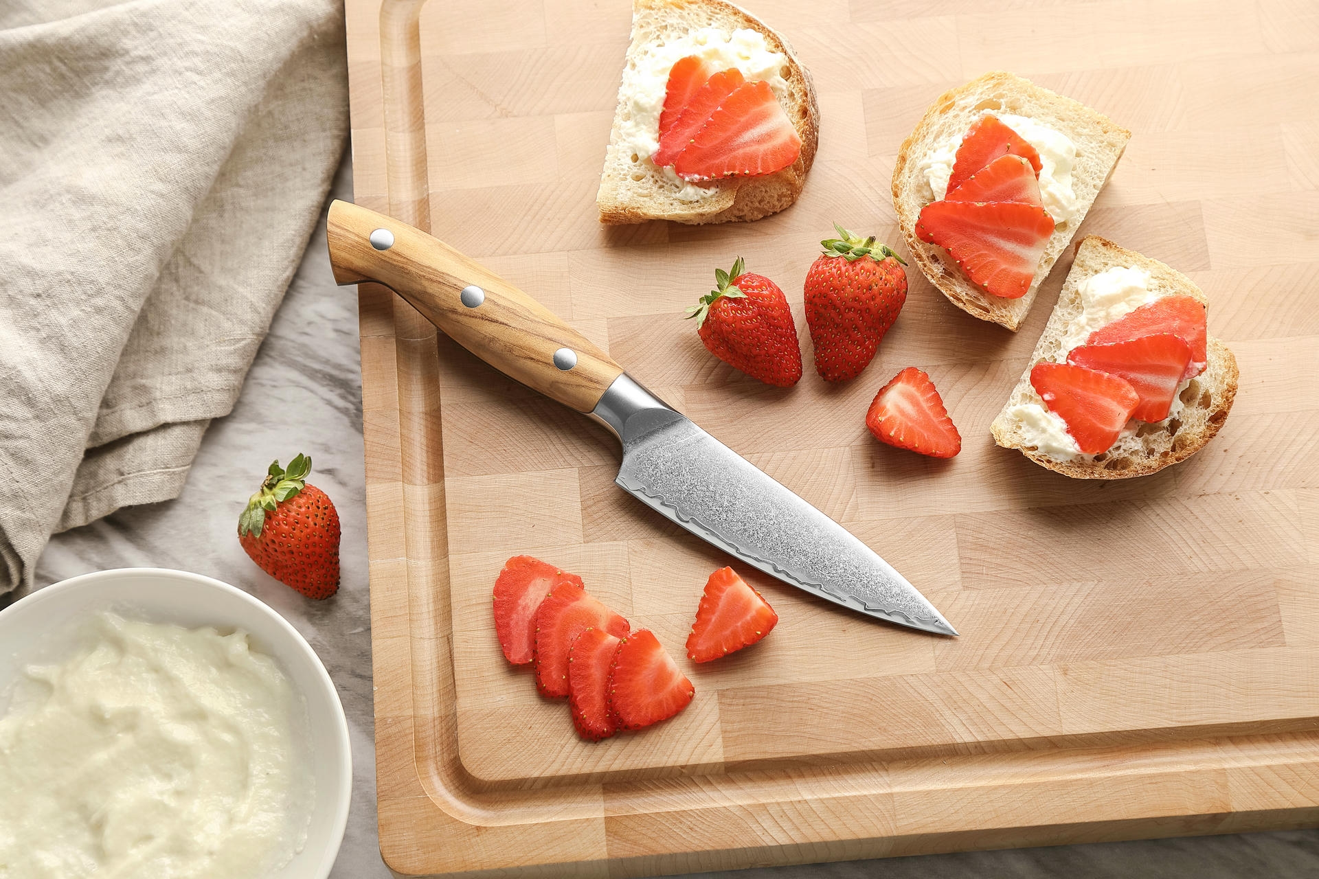 Nůž na loupání XinZuo Pin X02O položený na prkénku