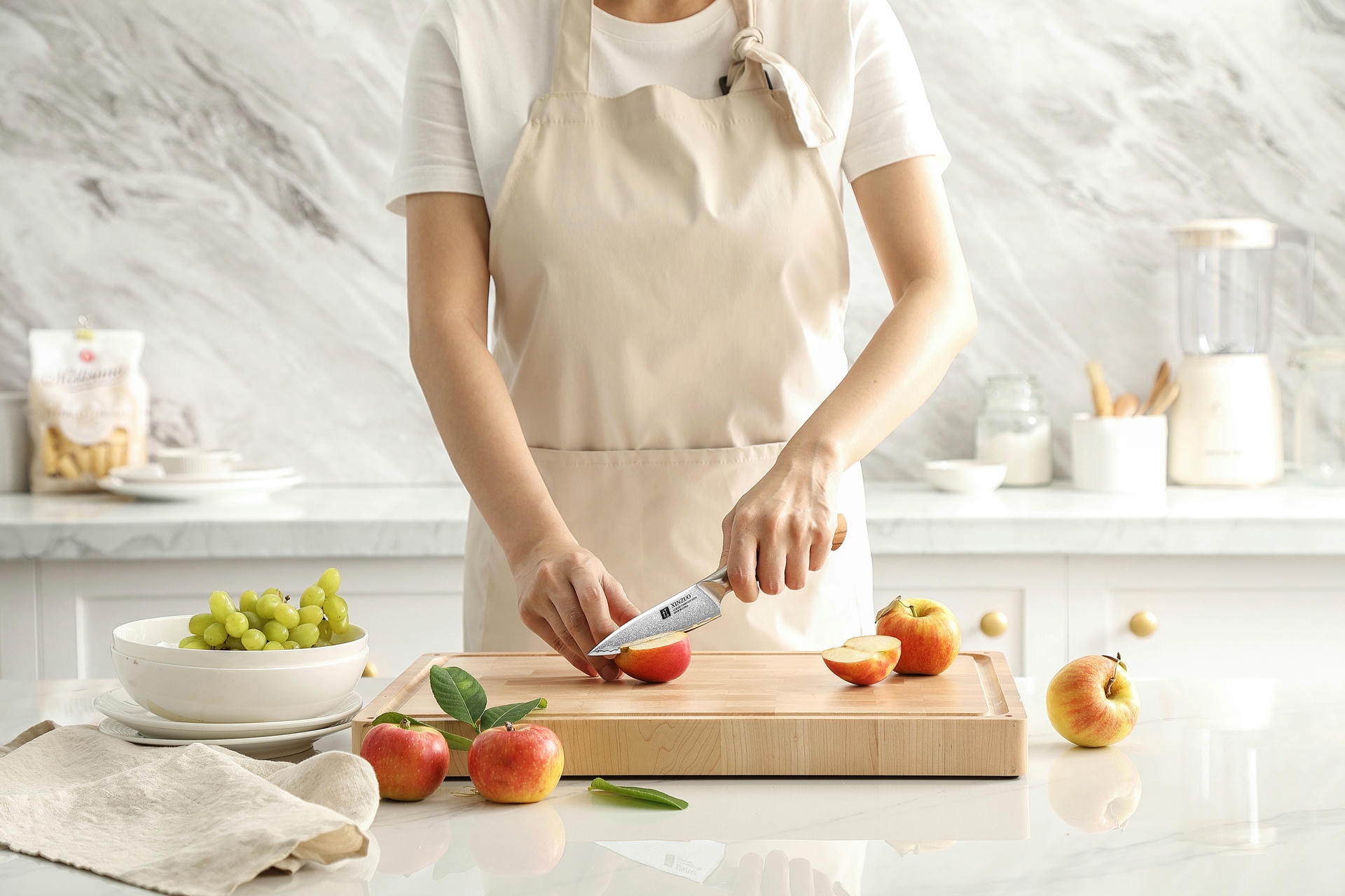 Ukázka nože na loupání Pin X02O v ruce