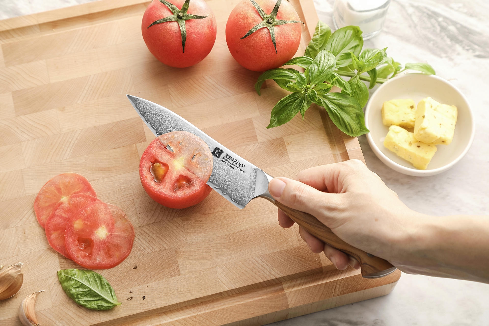 Ukázka nože na ovoce a zeleninu Pin X02O v ruce