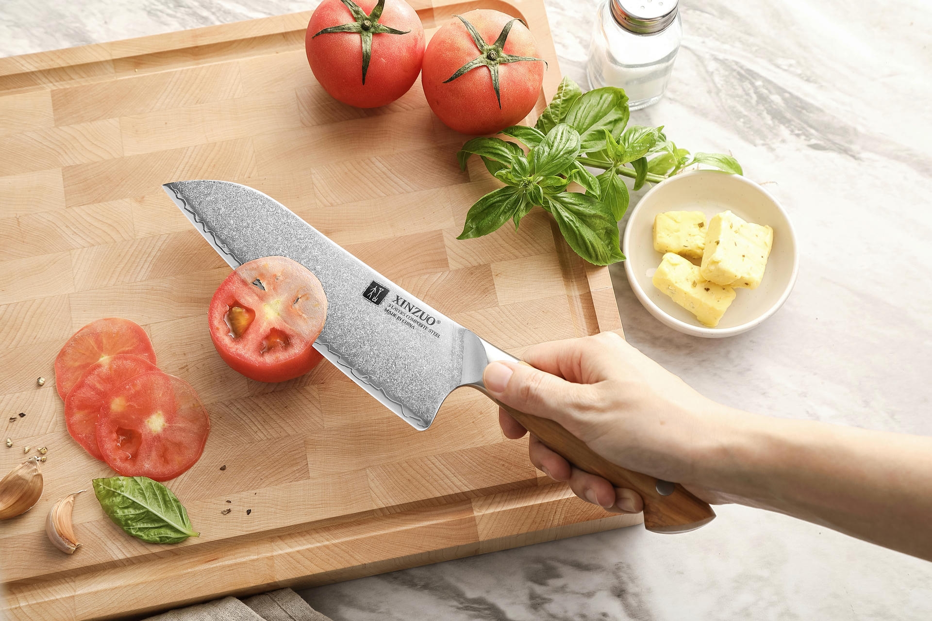 Krájení se santoku nožem XinZuo Pin