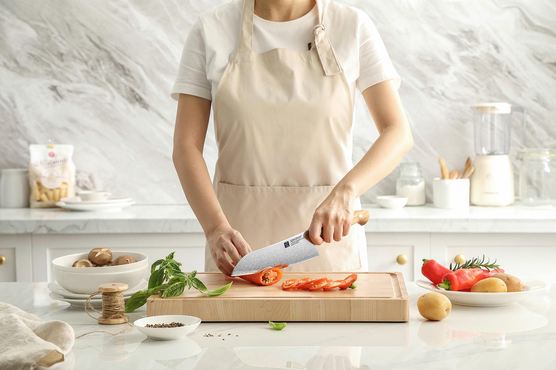 Ukázka santoku nože Pin X02O v ruce