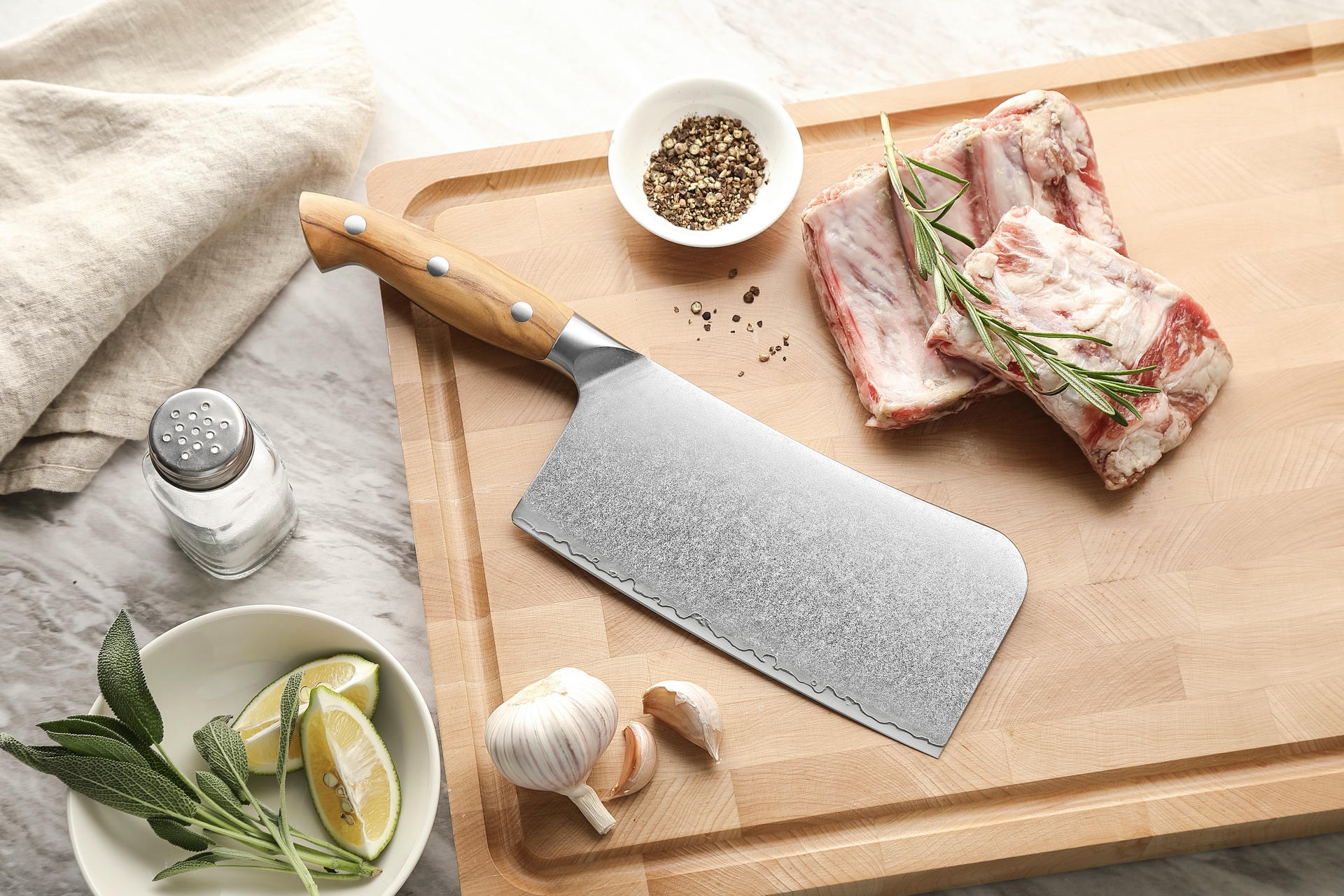 Sekáček XinZuo Pin X02O položený na prkénku