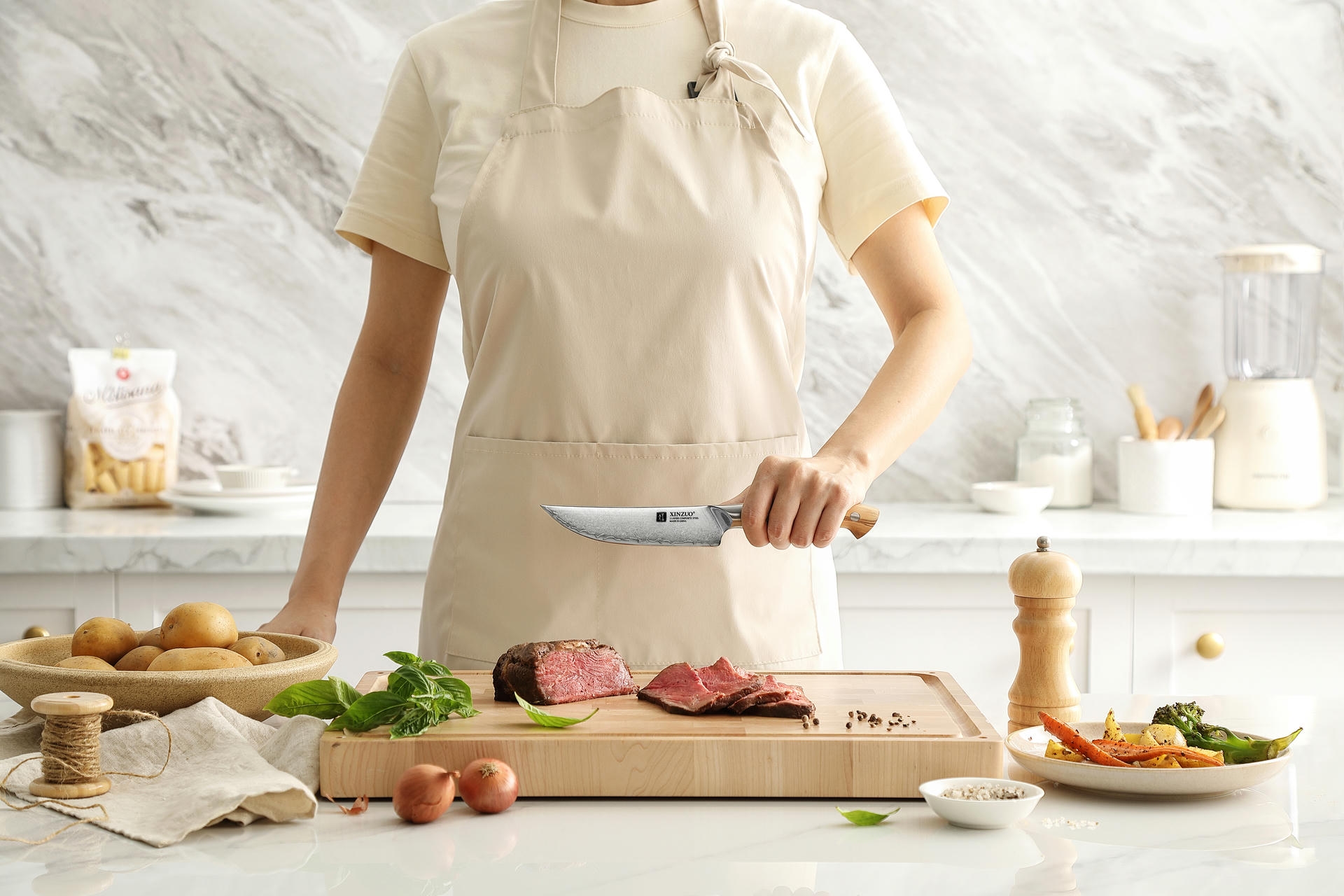 Ukázka steakového nože Pin X02O v ruce