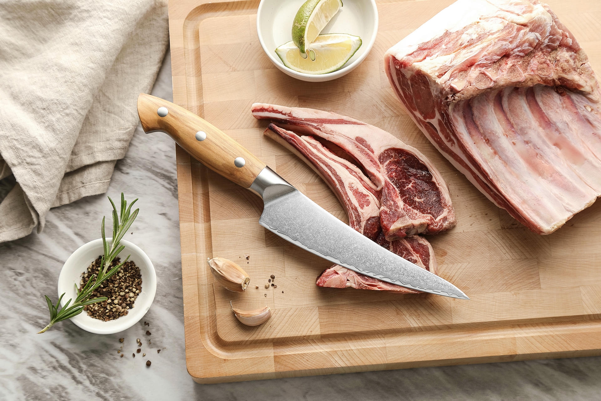 Vykosťovací nůž XinZuo Pin X02O položený na prkénku