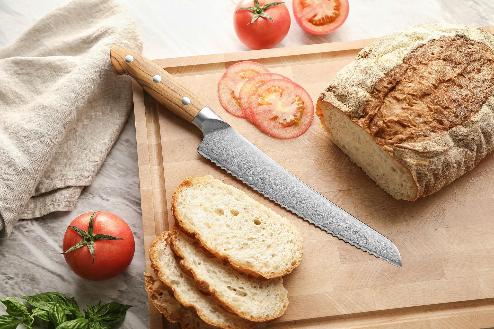 Nůž na pečivo XinZuo Pin X02O položený na prkénku